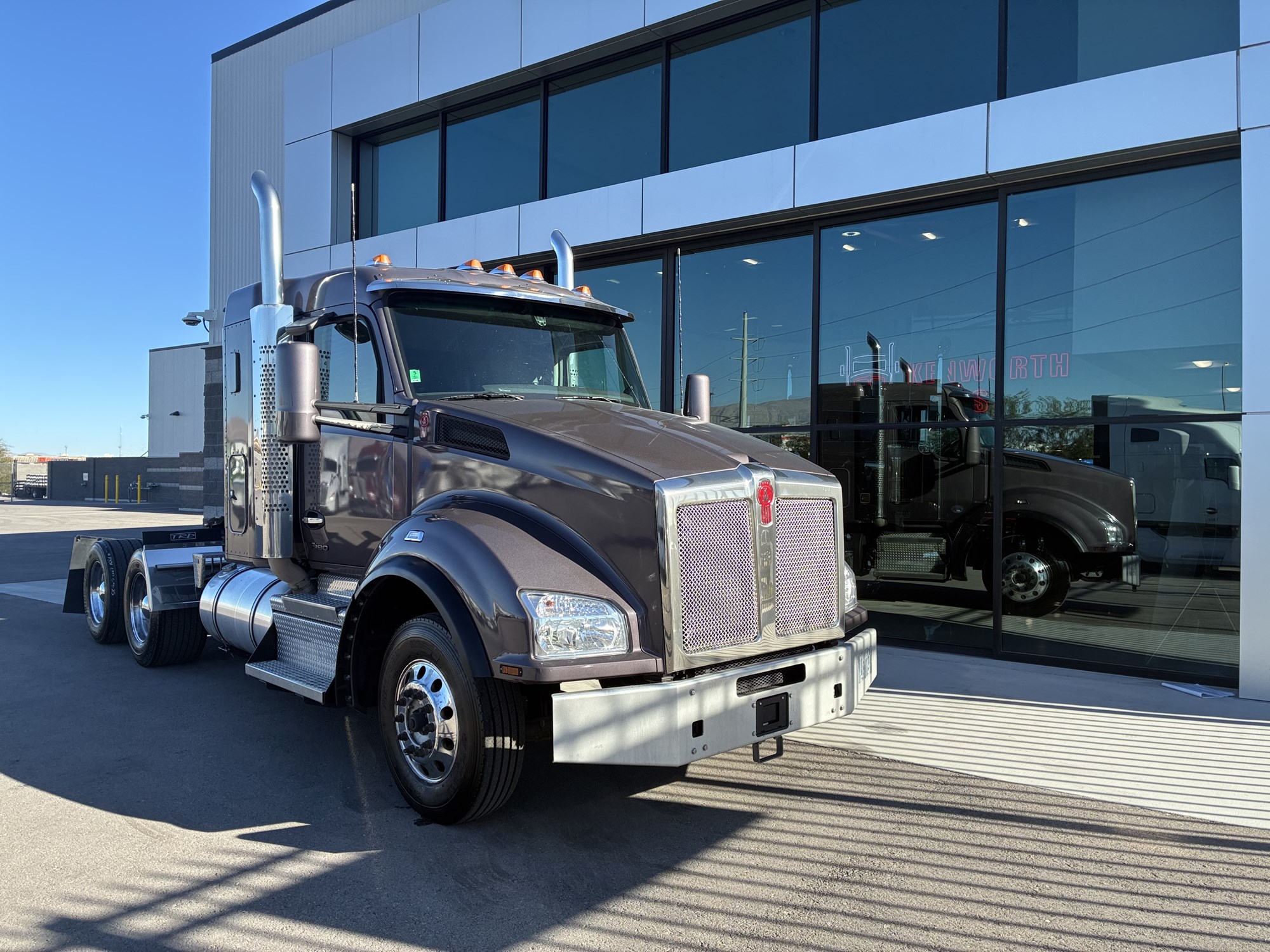 2022 Kenworth T880 - image 1 of 6