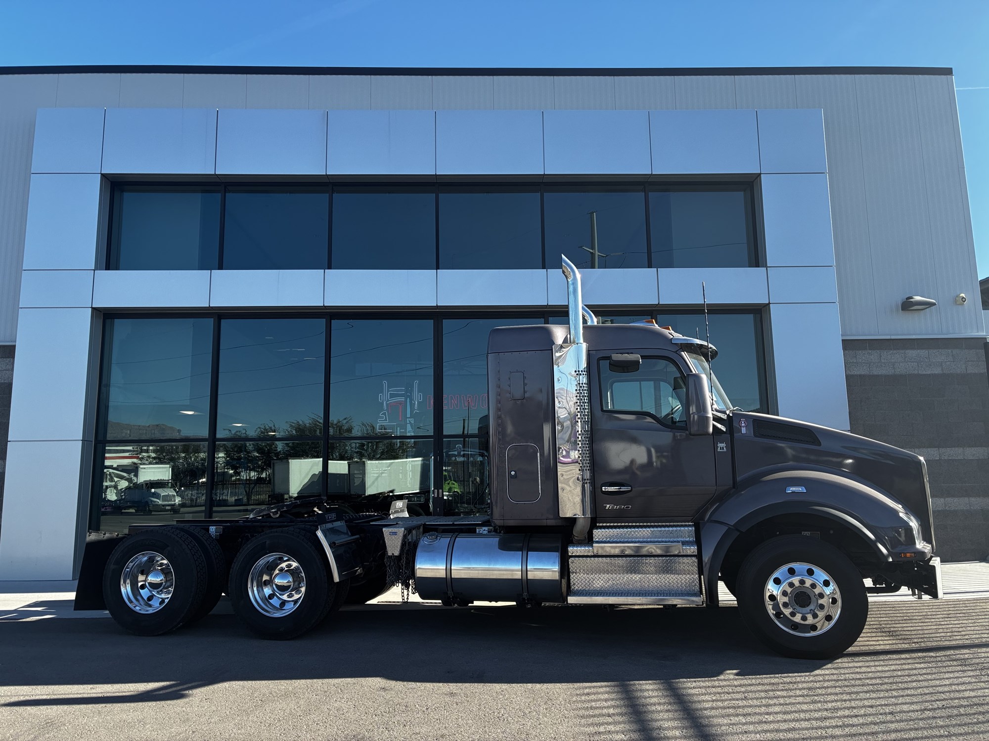 2022 Kenworth T880 - image 2