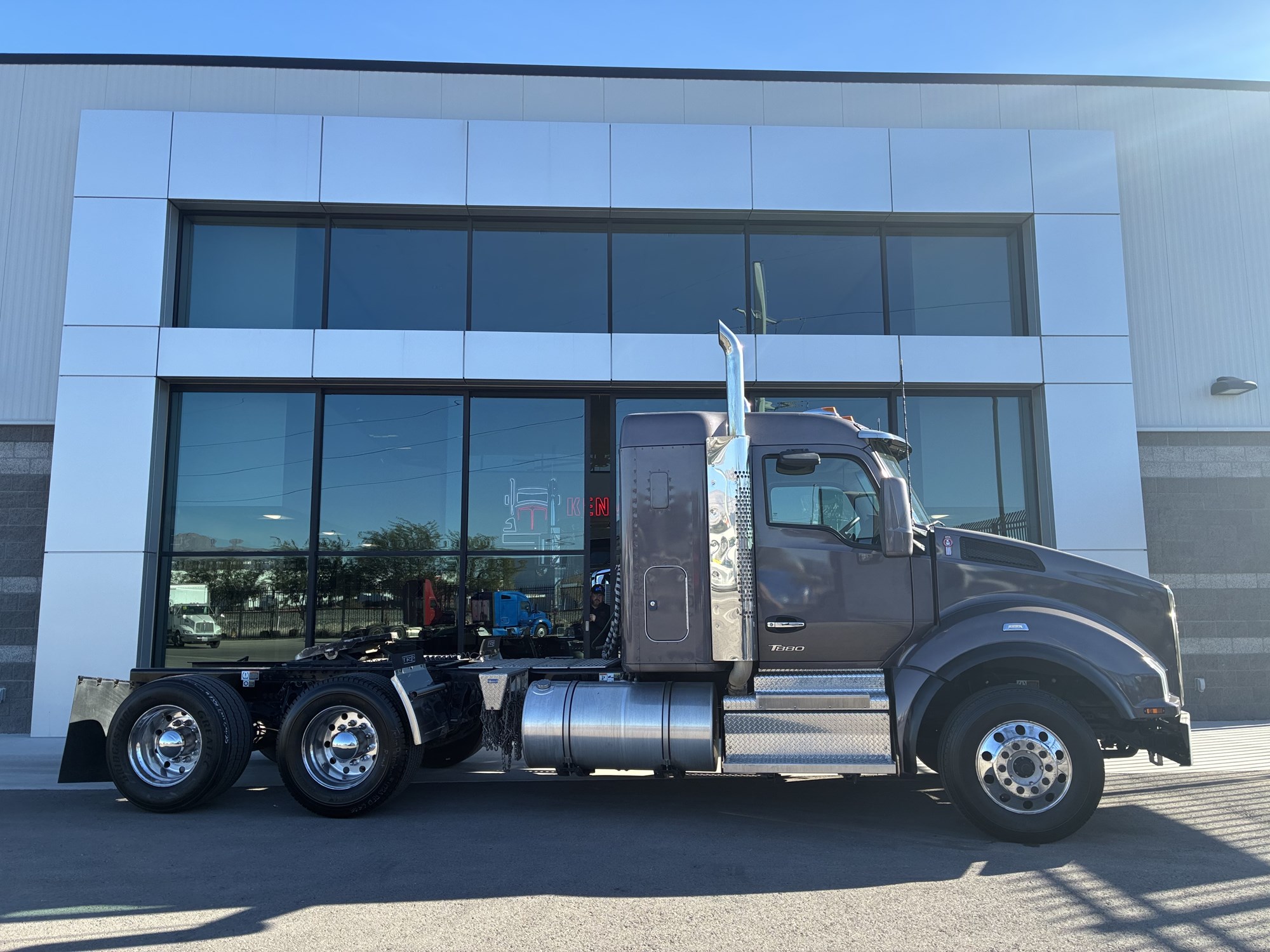 2022 Kenworth T880 - image 2 of 6
