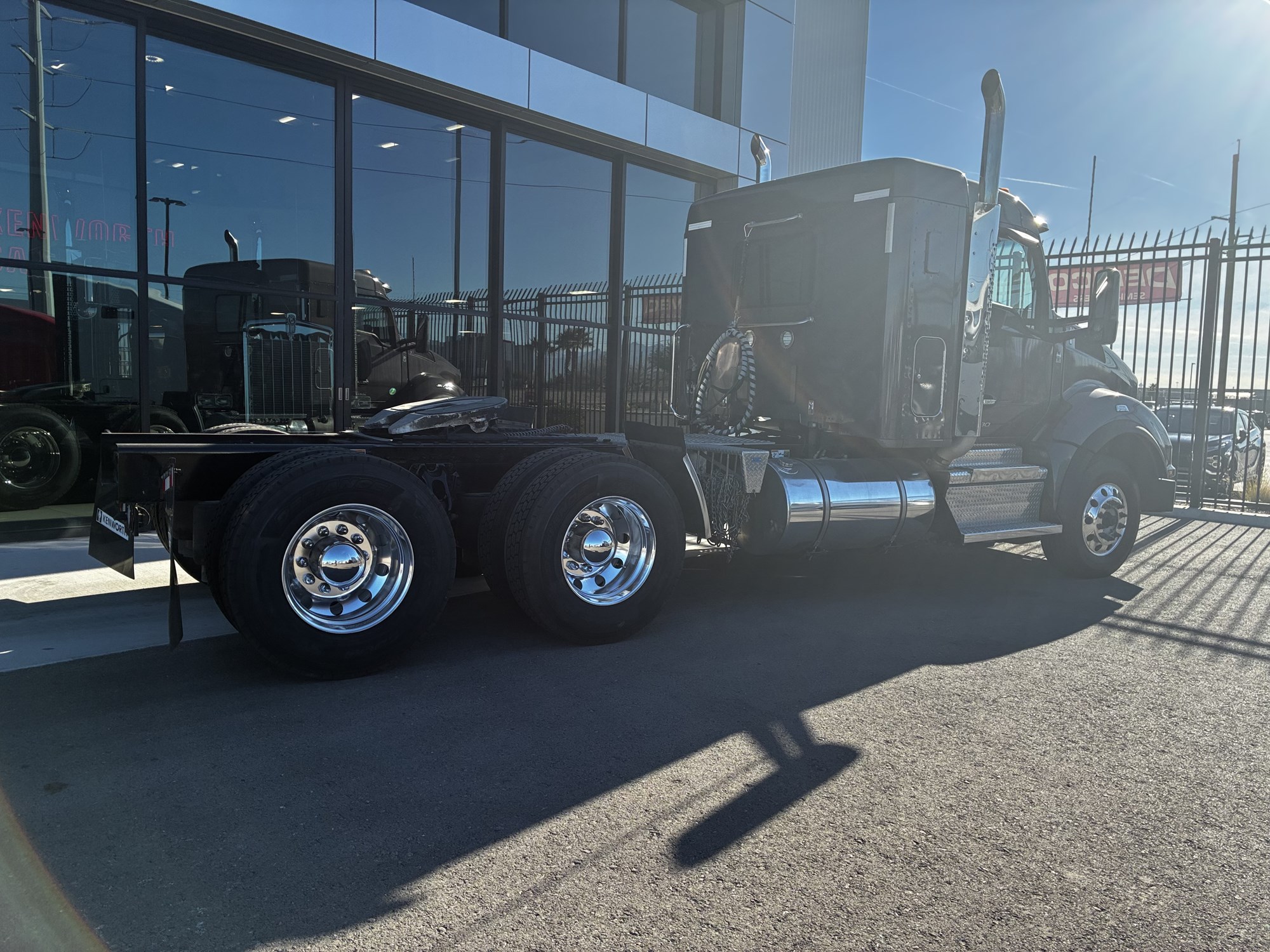 2022 Kenworth T880 - image 3