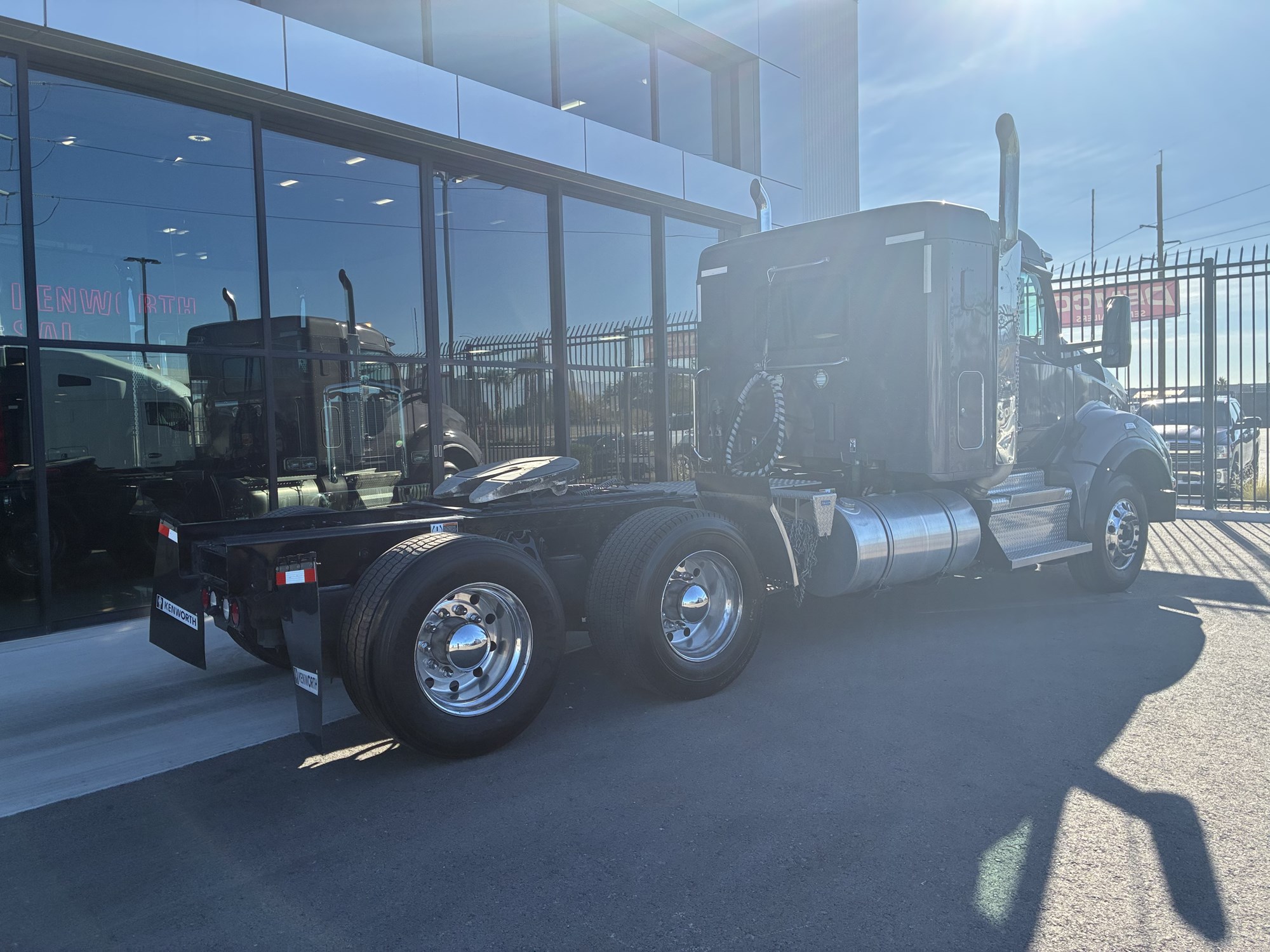 2022 Kenworth T880 - image 3 of 6
