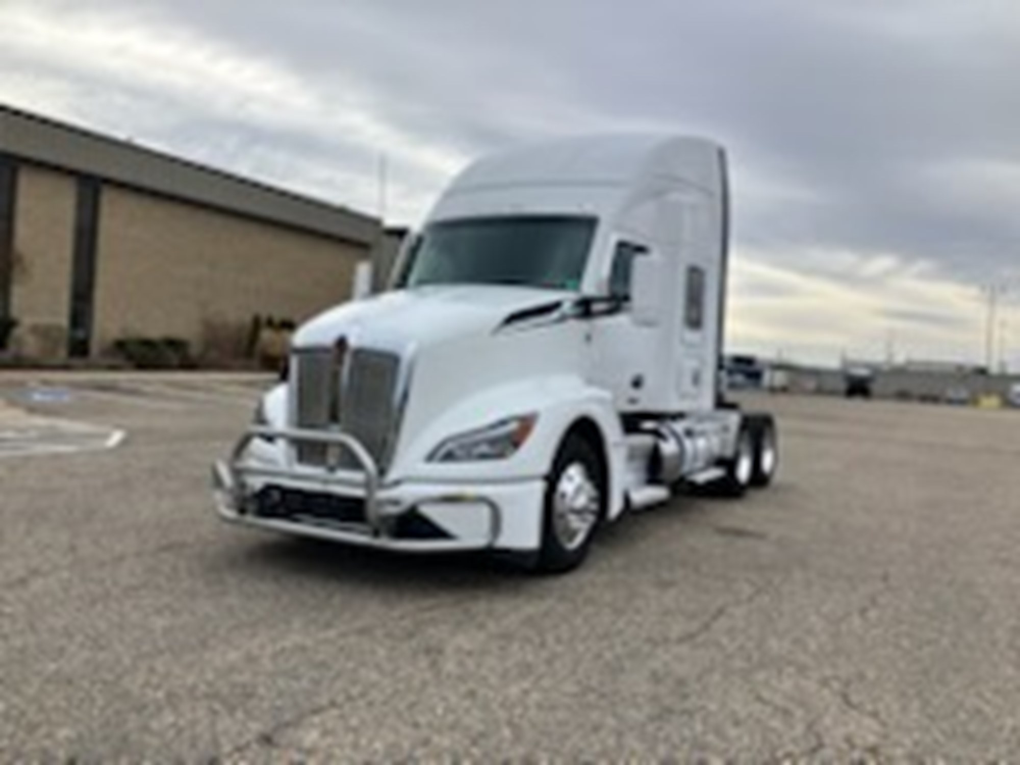 2022 Kenworth T680 2022 Kenworth T680 - image 1 of 6