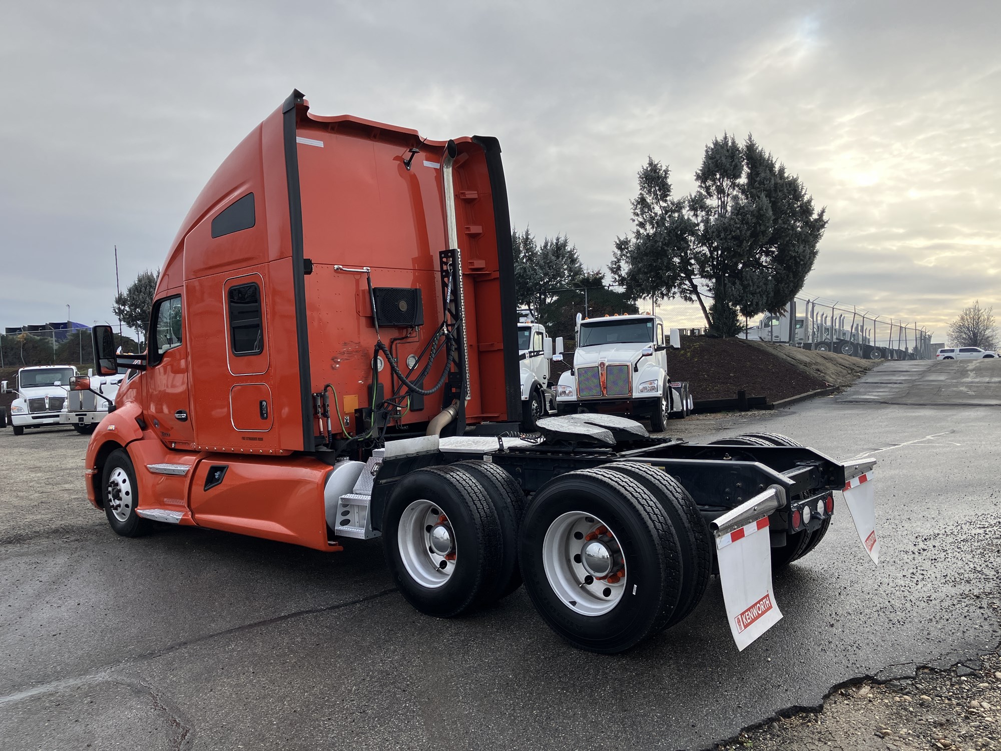 2022 Kenworth T680 - image 3 of 6