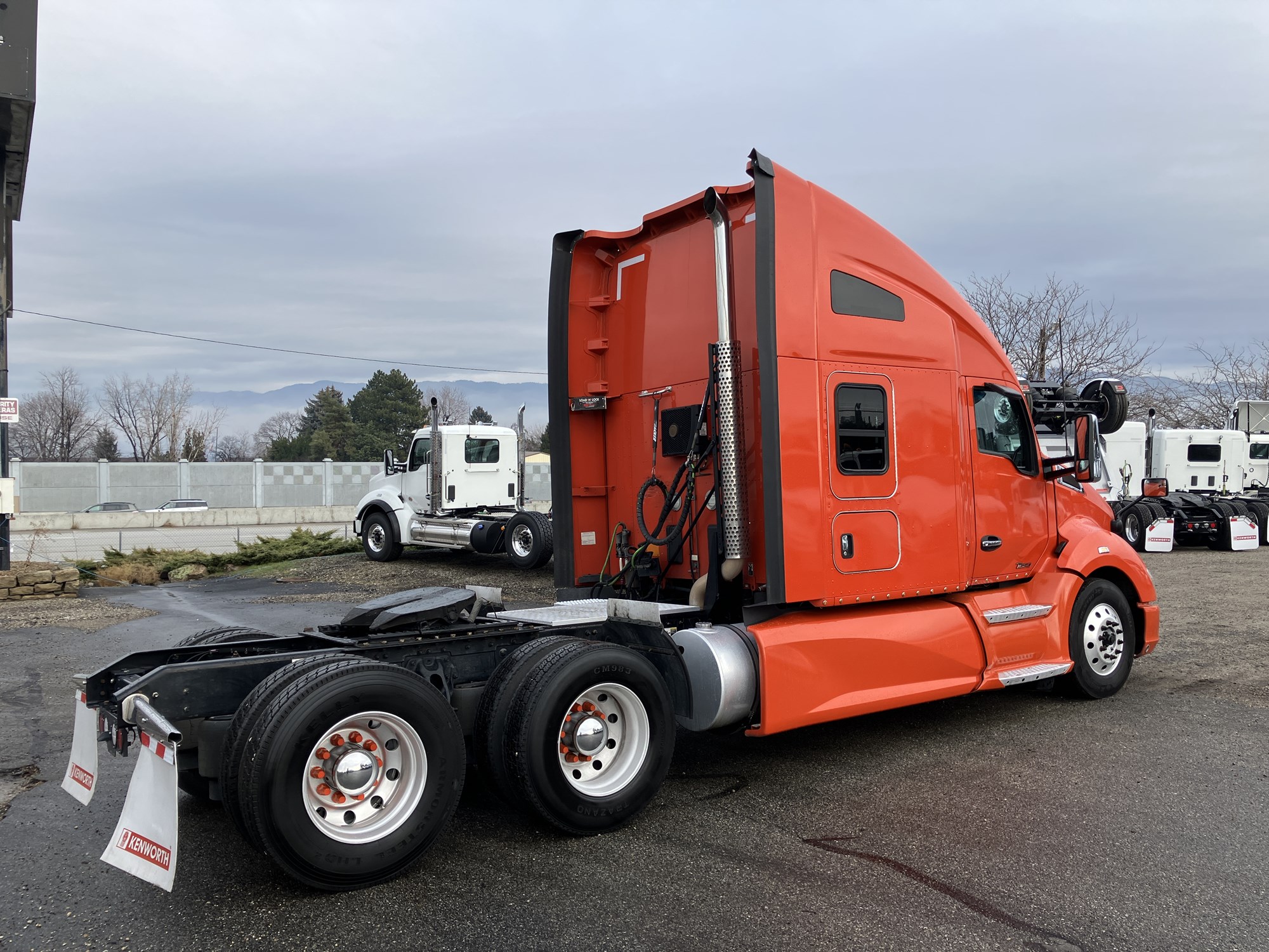 2022 Kenworth T680 - image 5 of 6
