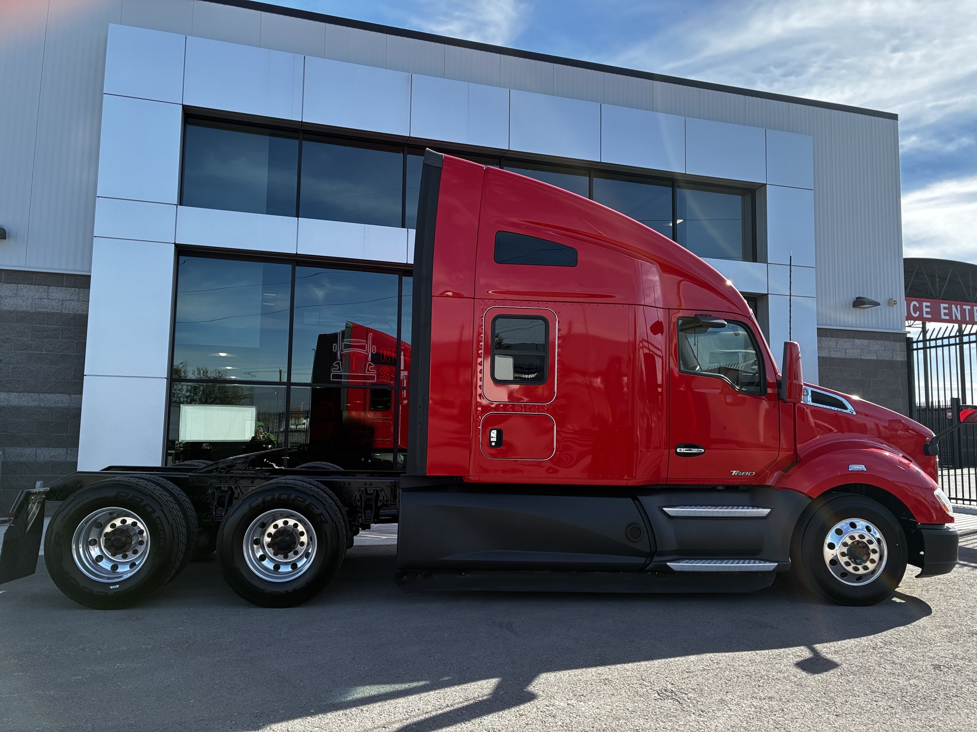 2022 Kenworth T680 - image 2