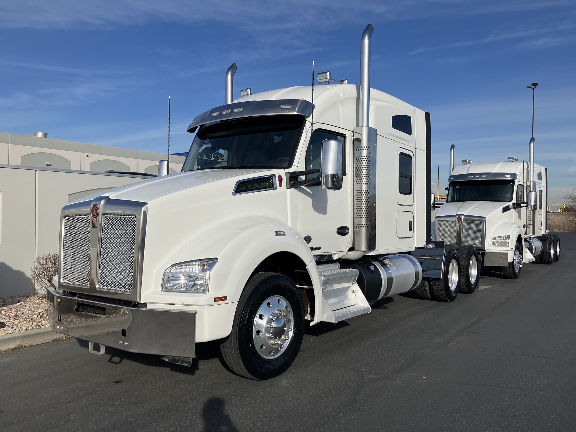 2022 Kenworth T880 - image 2 of 6