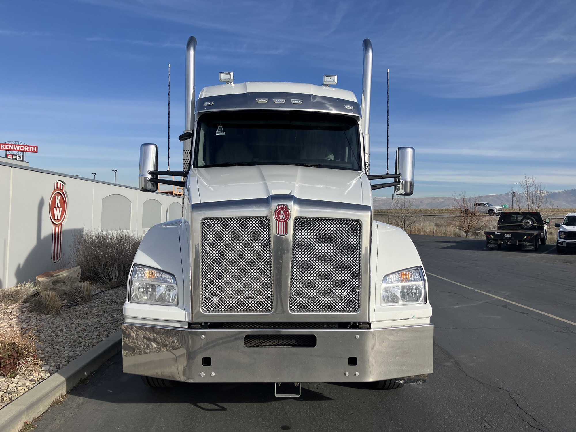 2022 Kenworth T880 - image 3 of 6