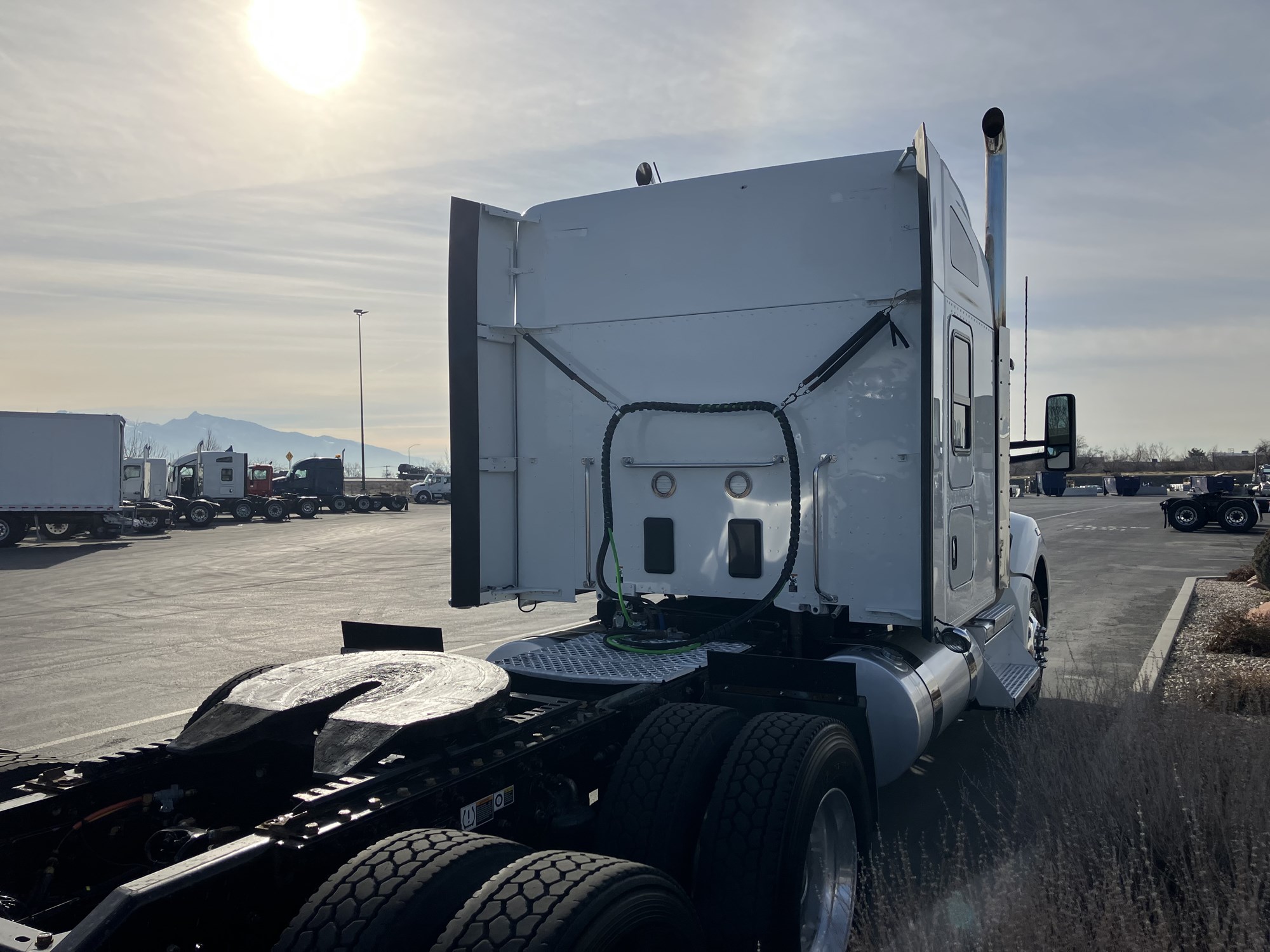 2022 Kenworth T880 - image 5 of 6