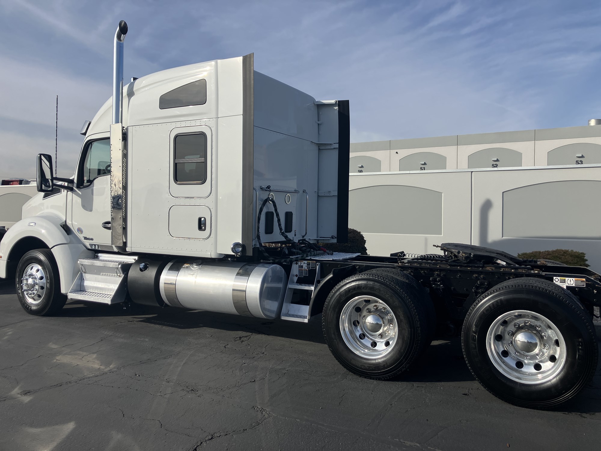 2022 Kenworth T880 - image 3 of 6