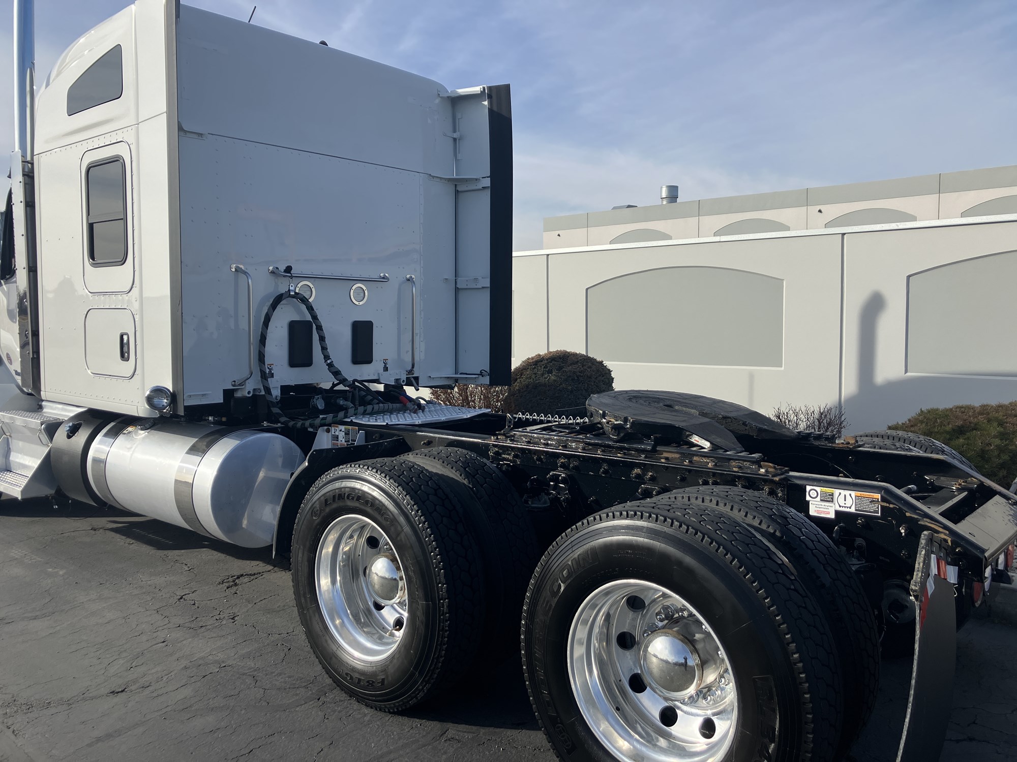 2022 Kenworth T880 - image 4 of 6