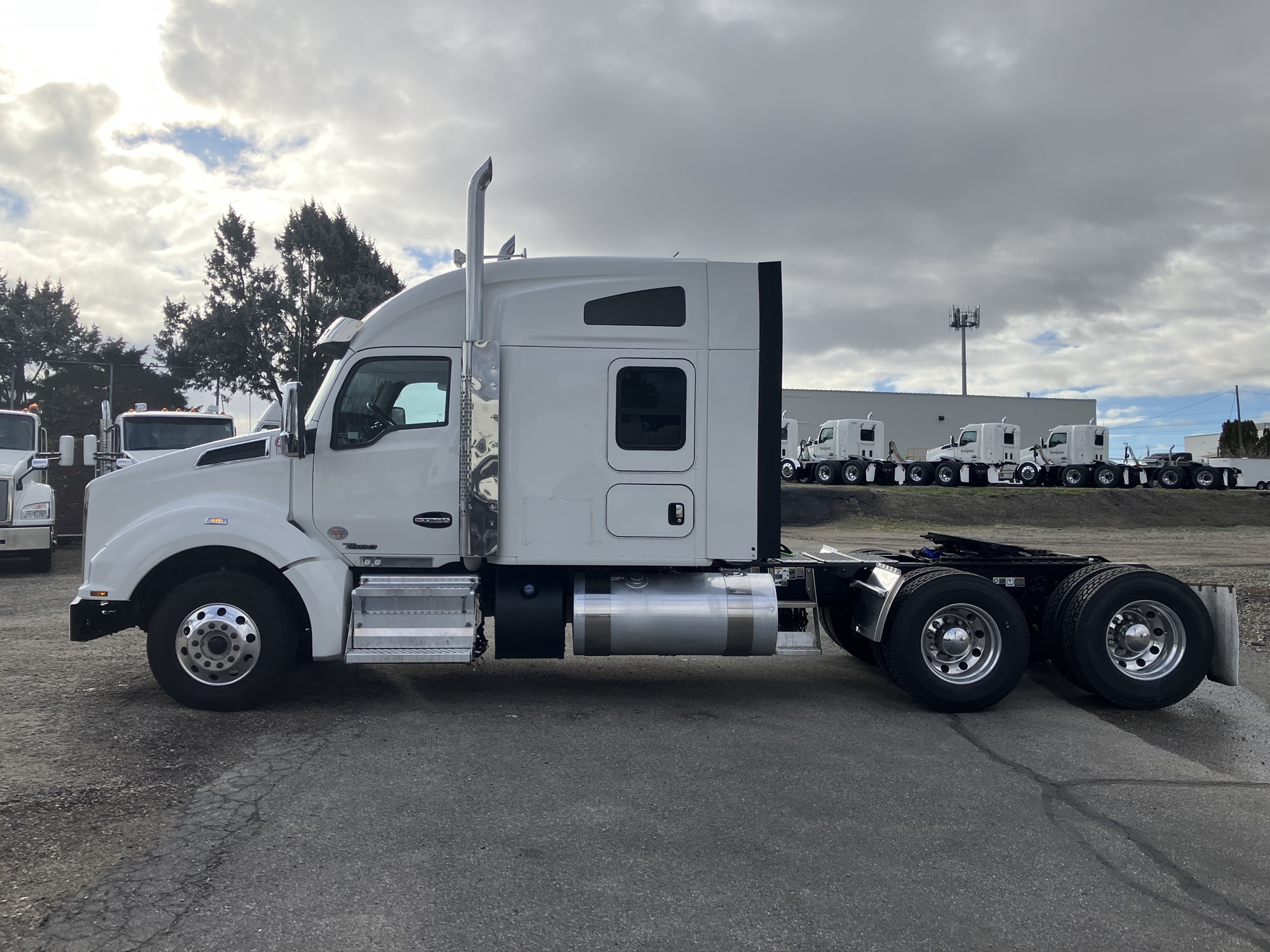 2022 Kenworth T880 - image 2 of 6