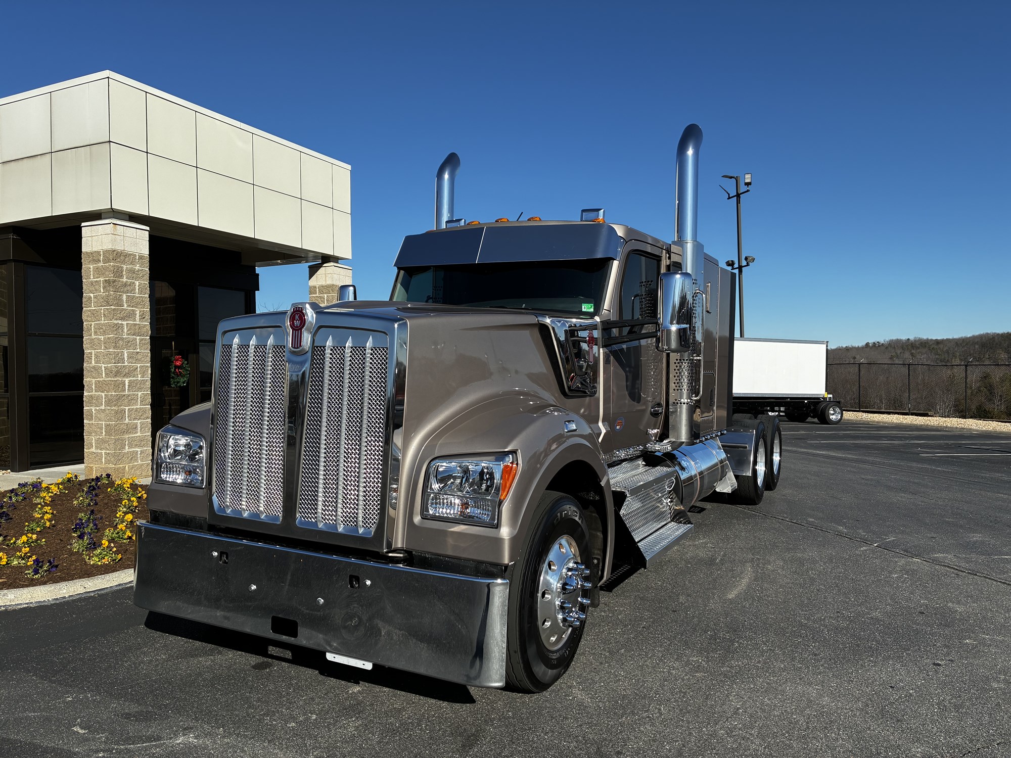 2025 Kenworth W990 - image 1