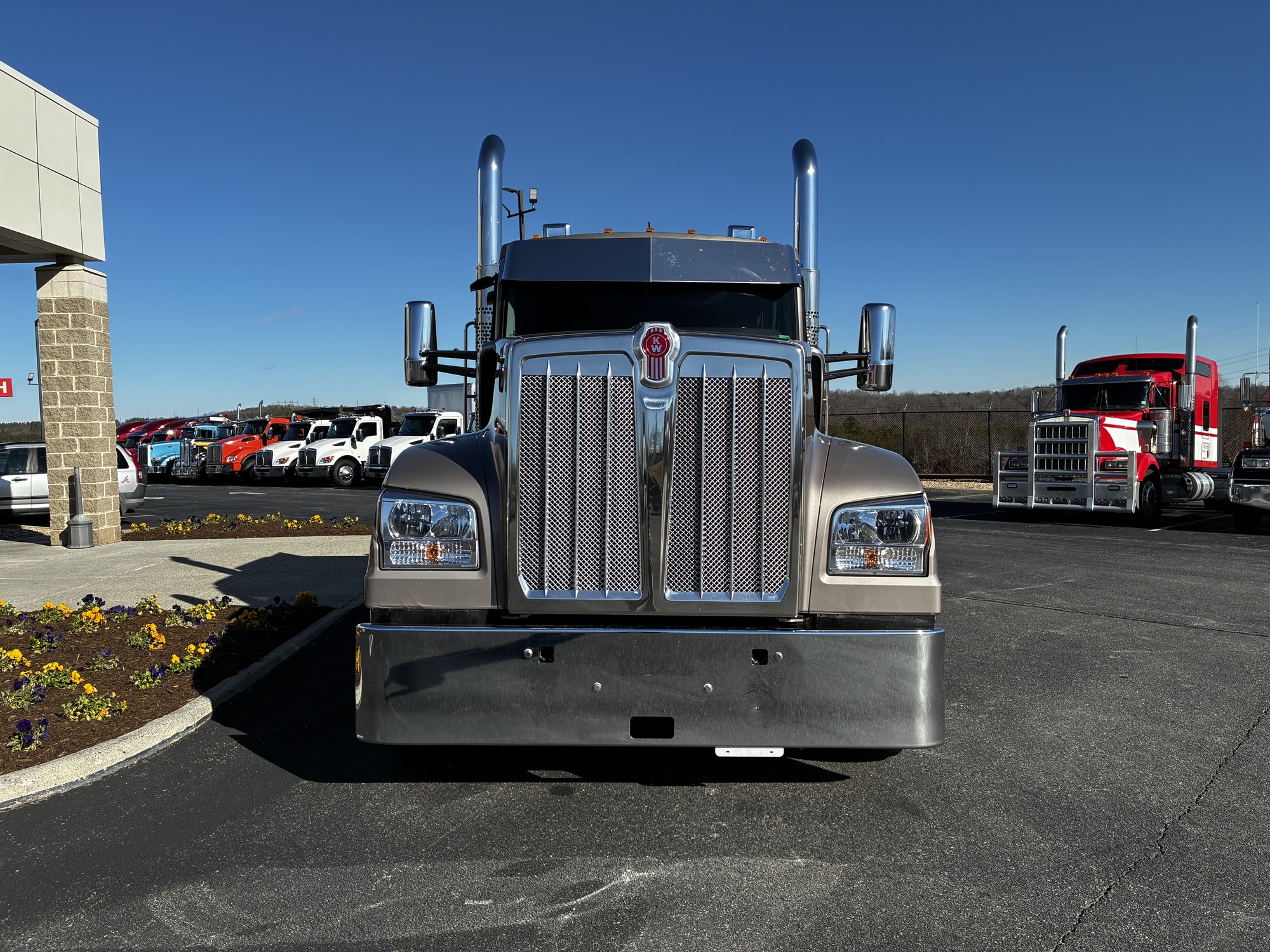 2025 Kenworth W990 - image 3