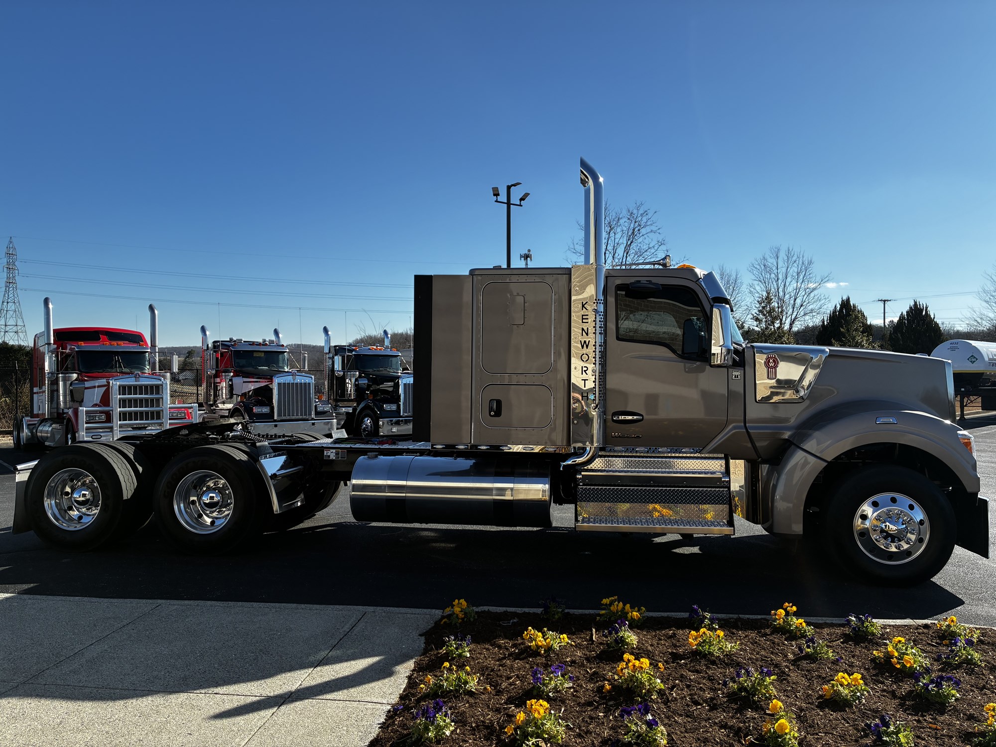 2025 Kenworth W990 - image 5