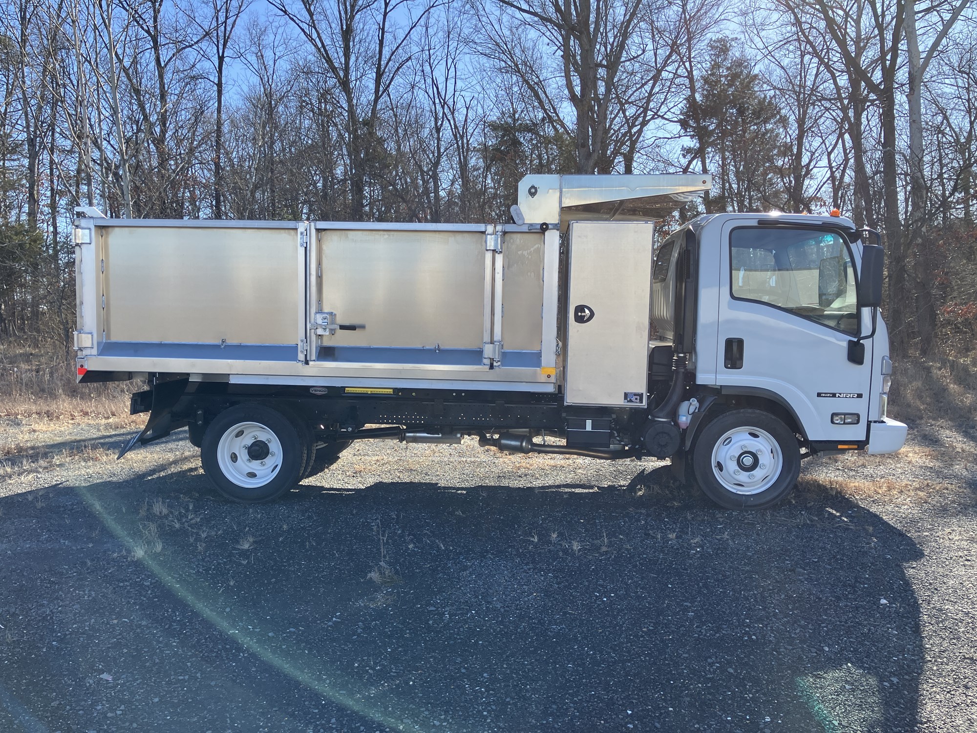 2025 Isuzu - image 2