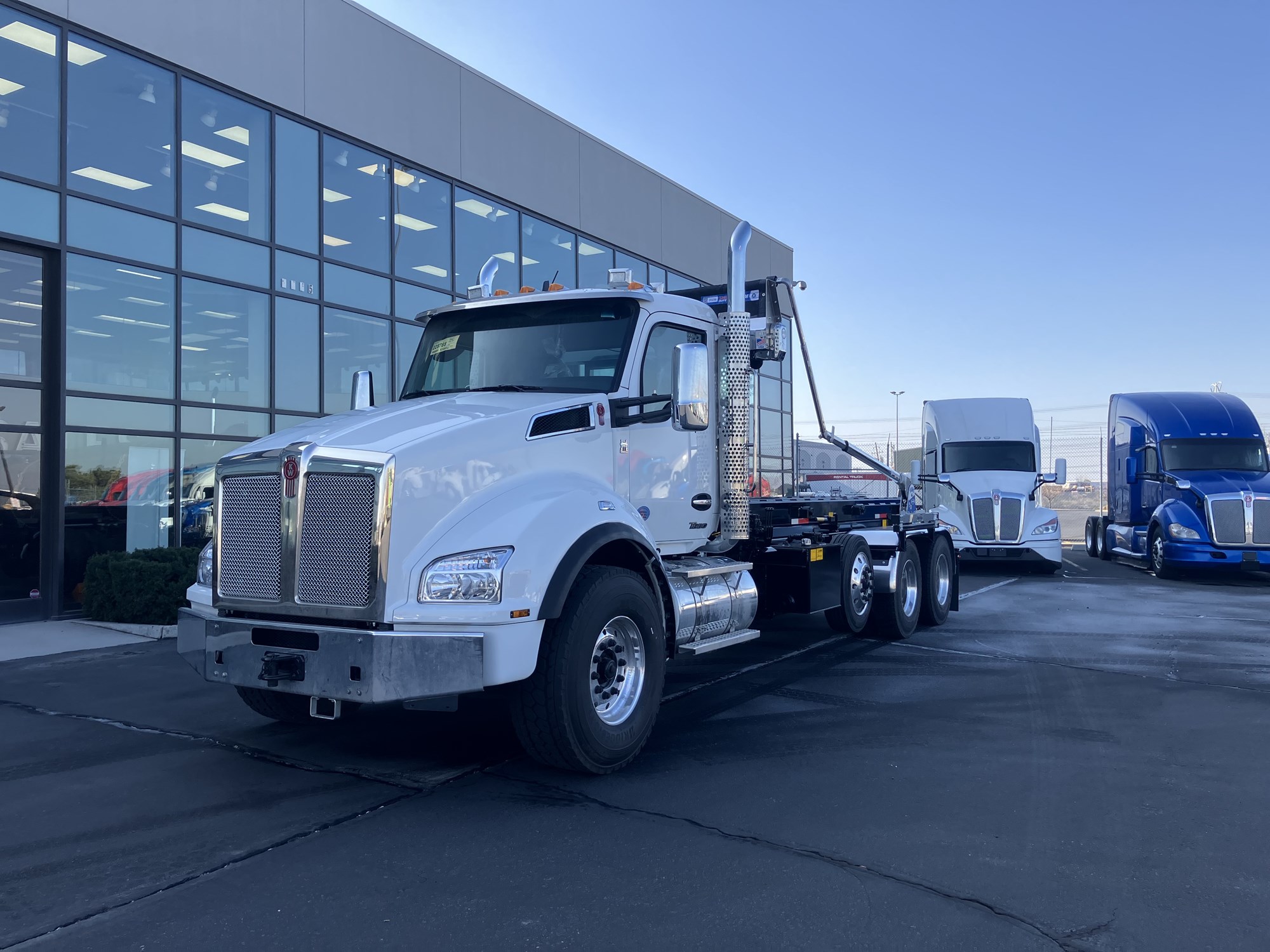 2026 Kenworth T880 - image 1 of 6