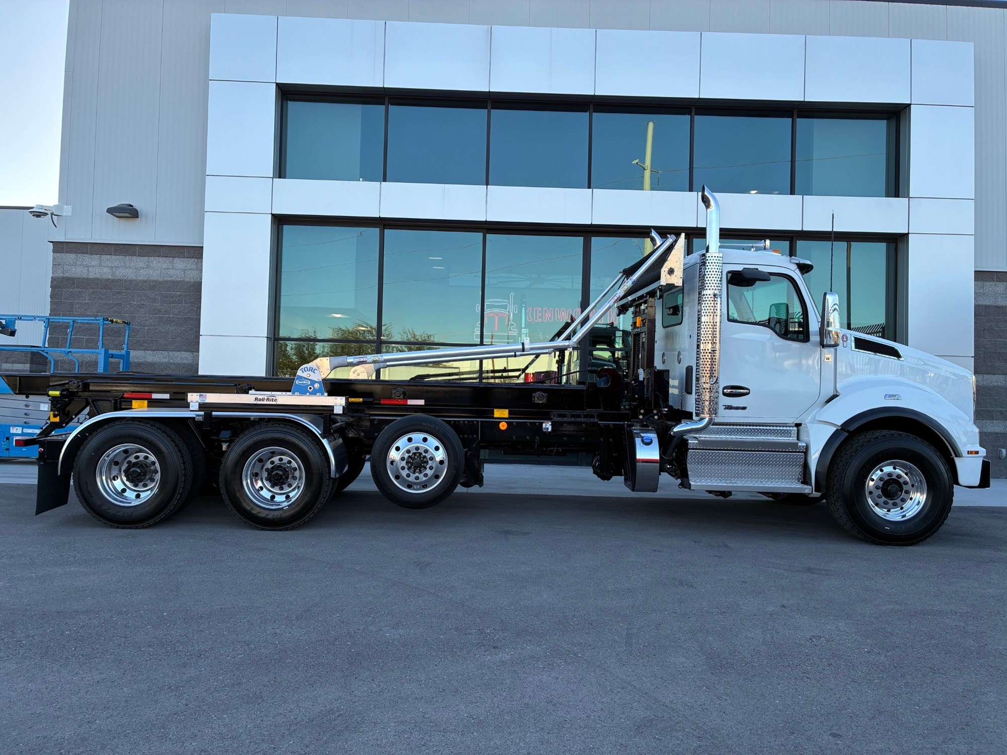 2026 Kenworth T880 - image 2 of 6