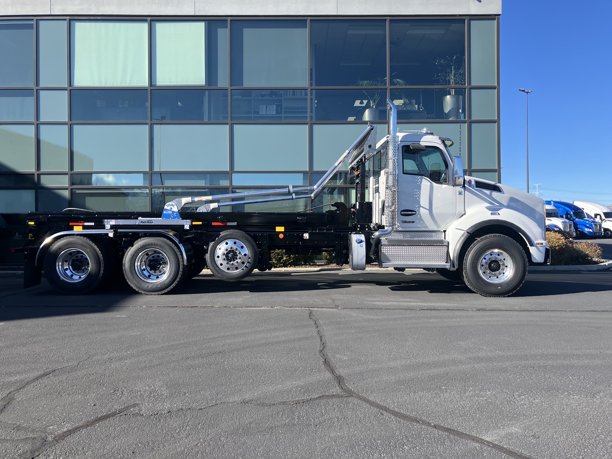 2026 Kenworth T880 - image 2 of 6