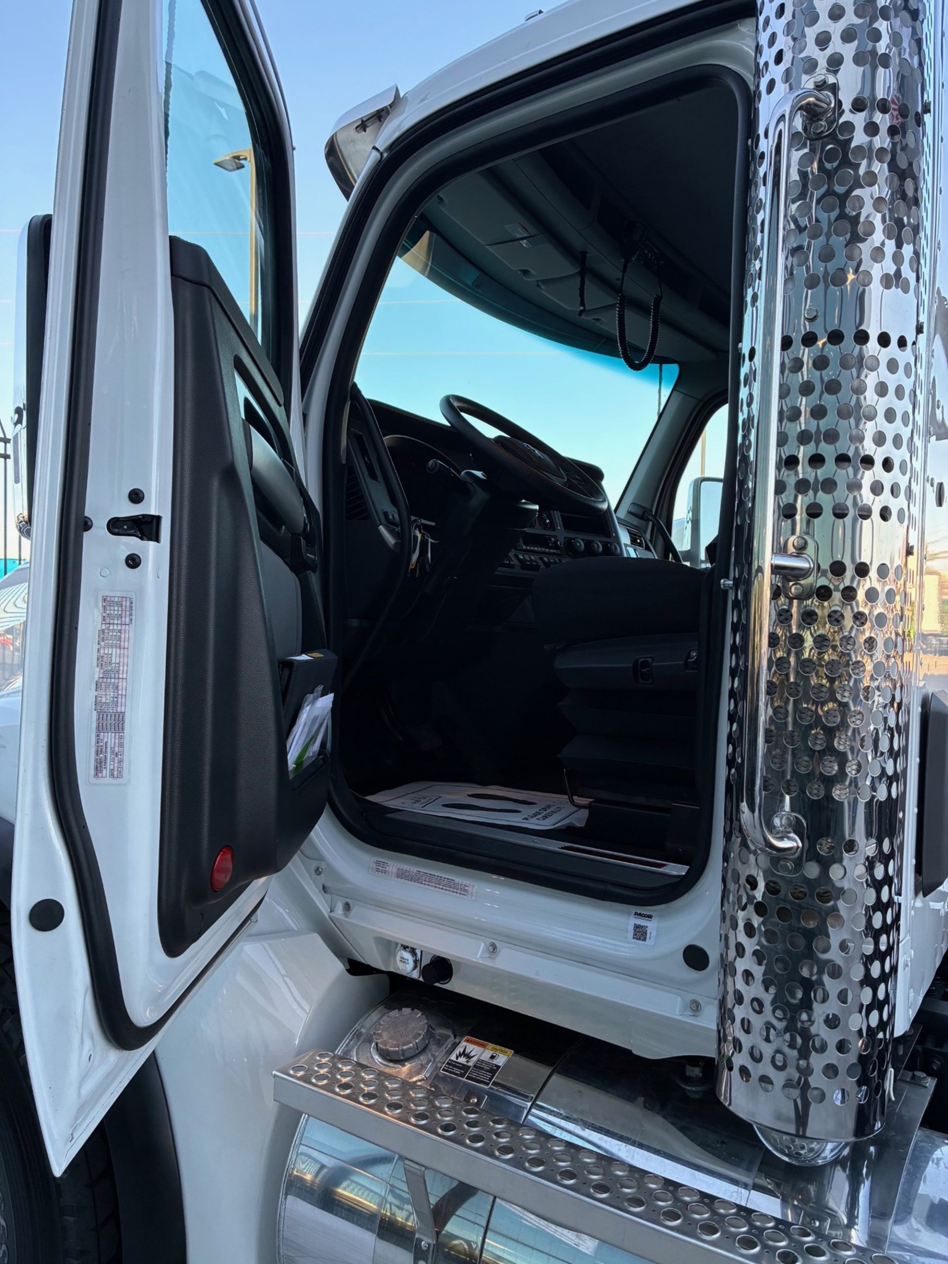 2026 Kenworth T880 - image 6 of 6