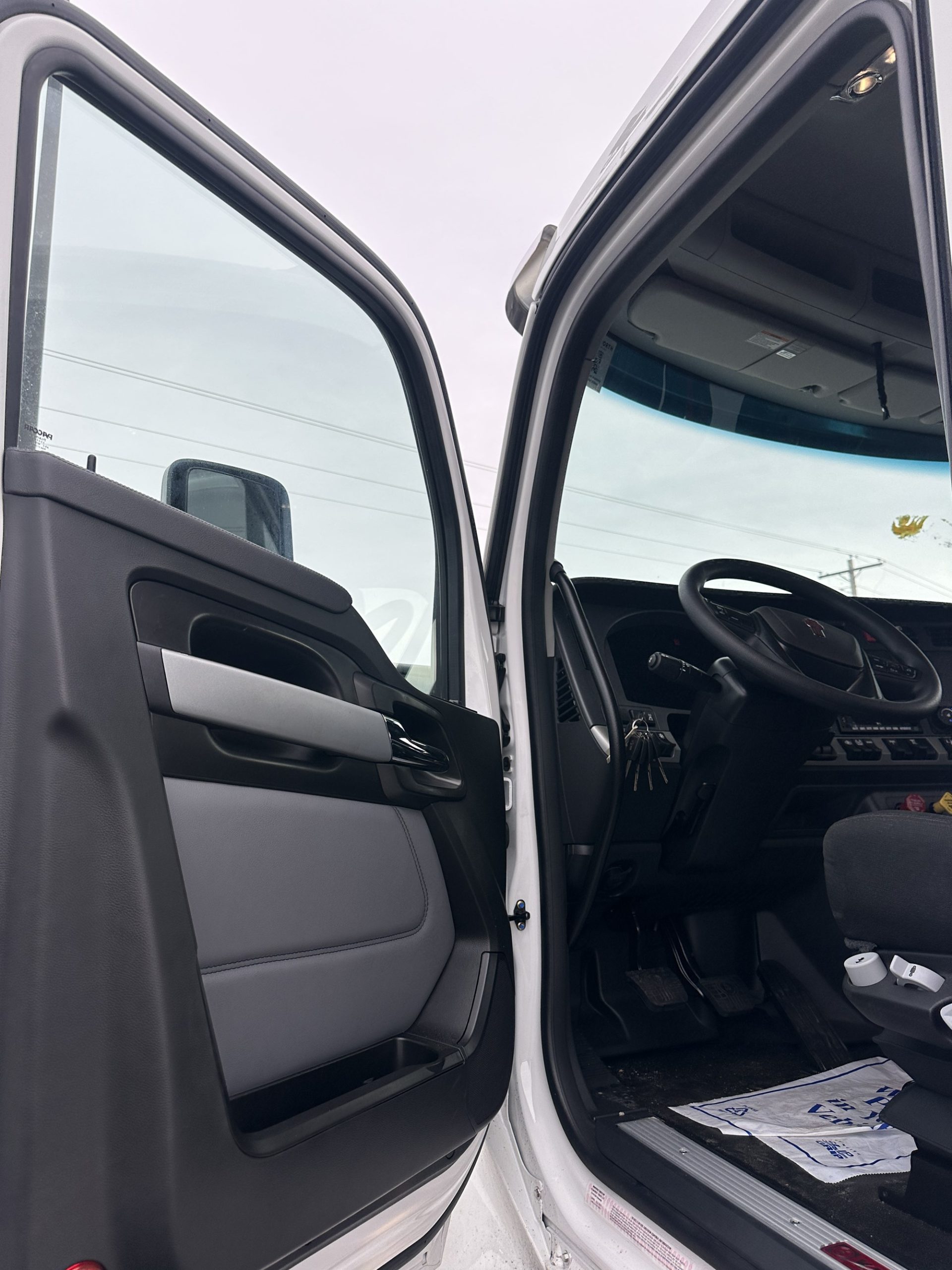 2026 Kenworth T880 - image 3