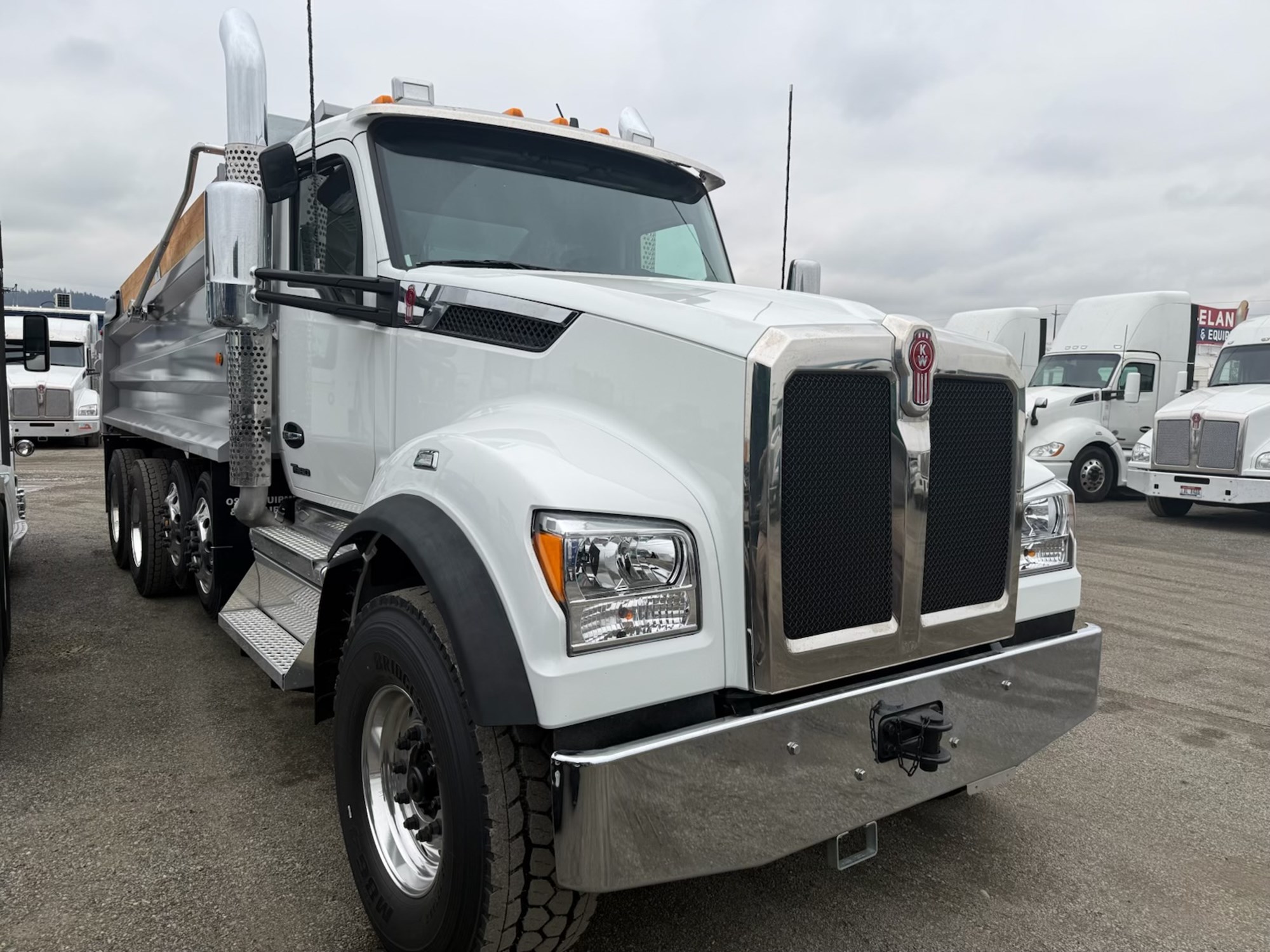 2026 Kenworth T880 - image 2 of 6