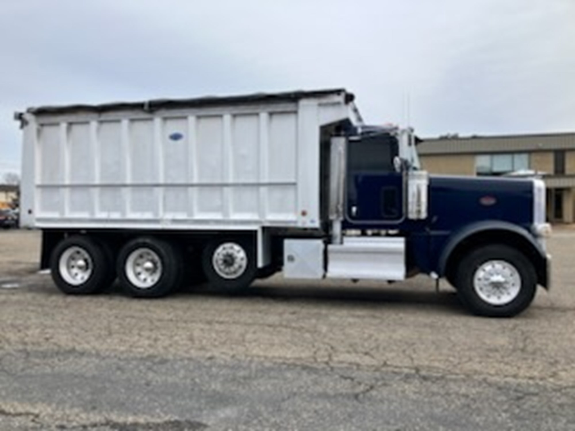 2020 Peterbilt - image 4