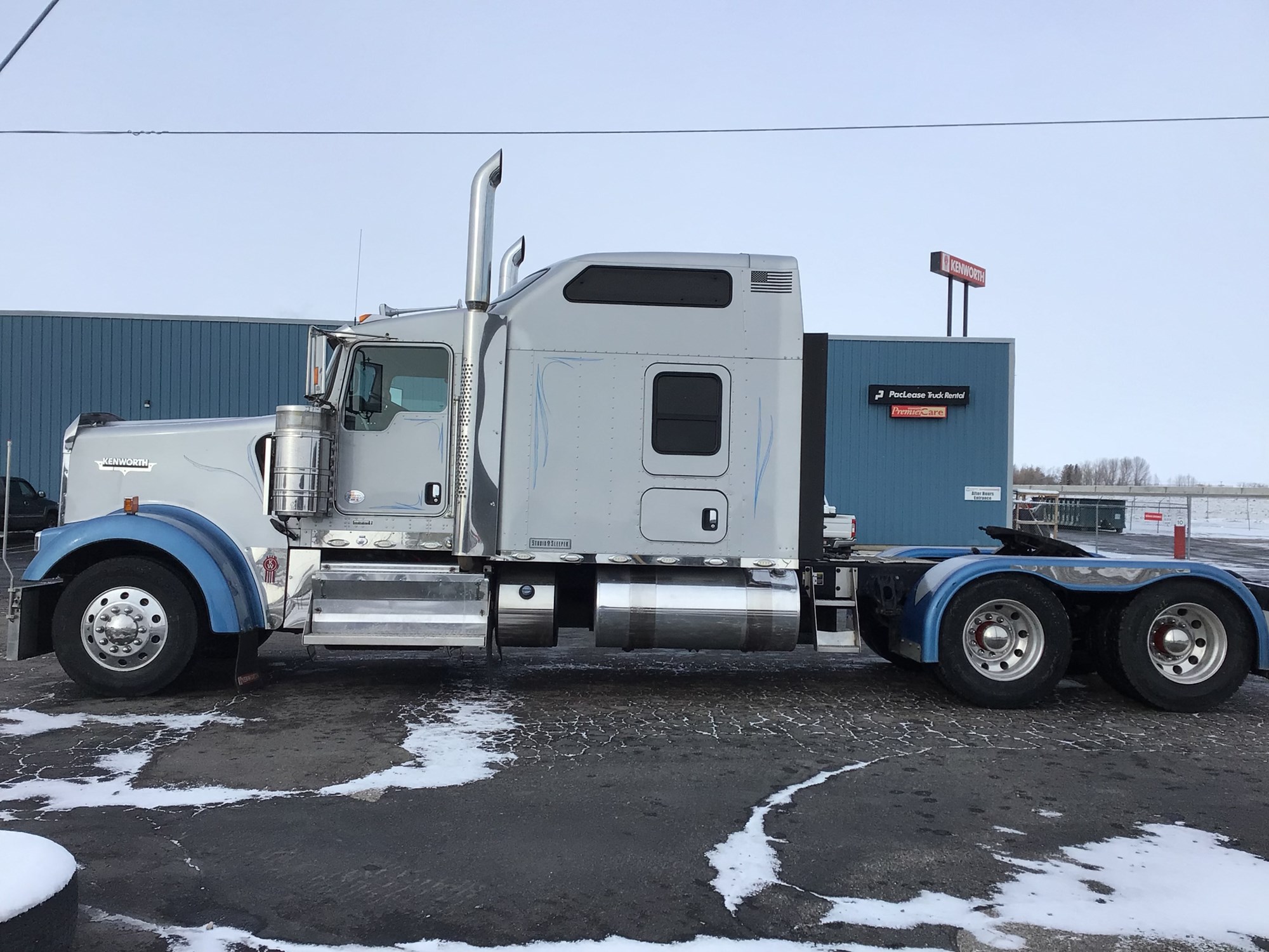 2020 Kenworth W900 - image 2 of 6