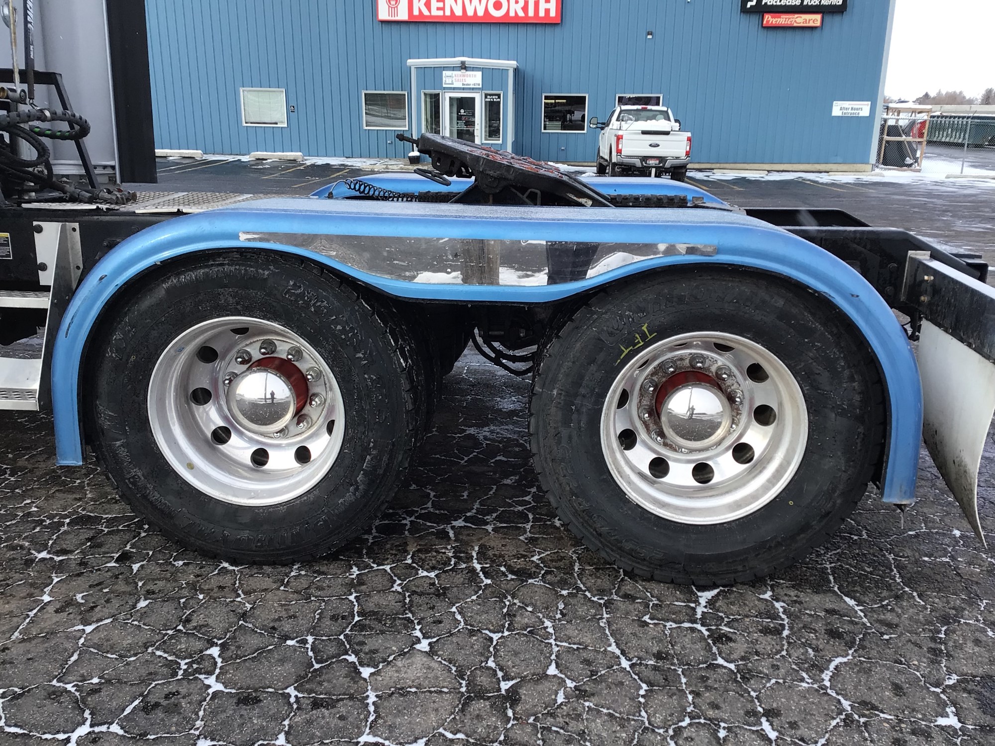 2020 Kenworth W900 - image 4 of 6