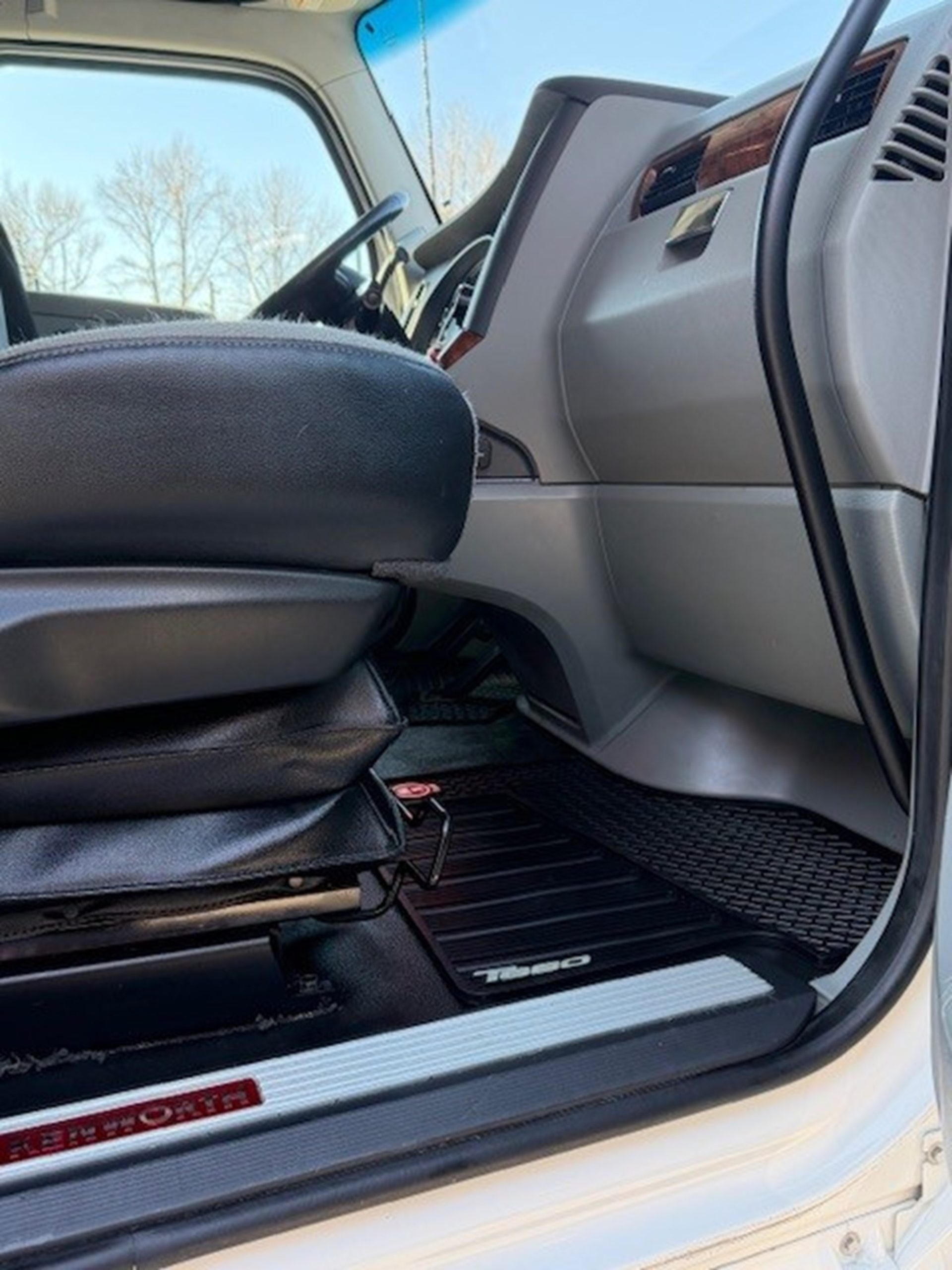 2021 Kenworth T680 2021 Kenworth T680 - image 5 of 6