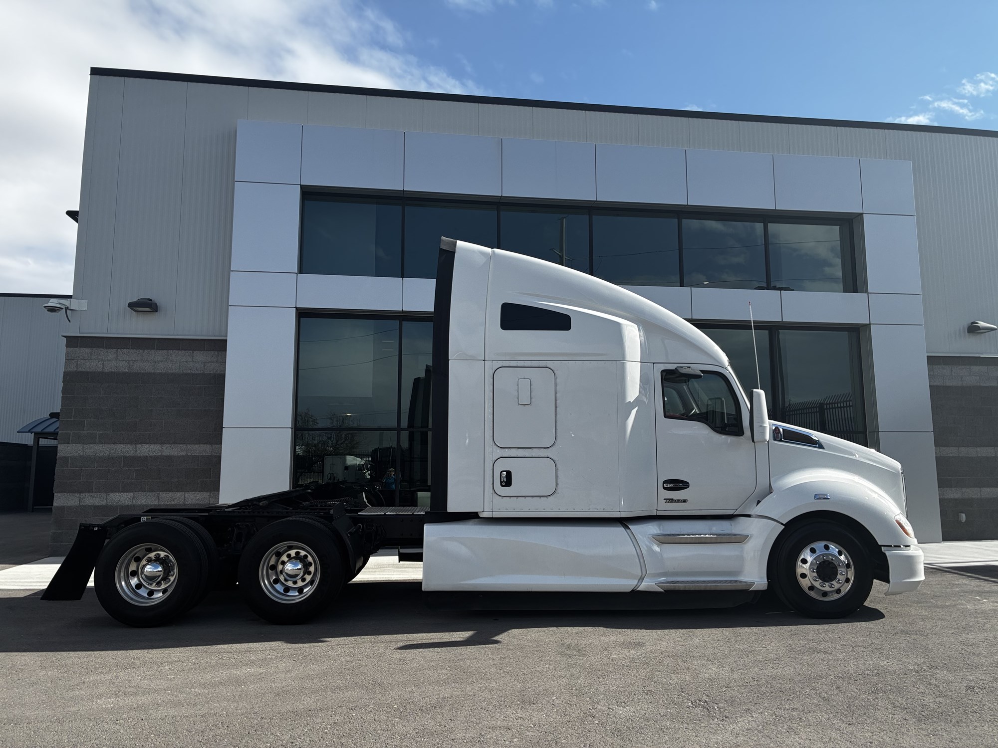 2022 Kenworth T680 2022 Kenworth T680 - image 2 of 6