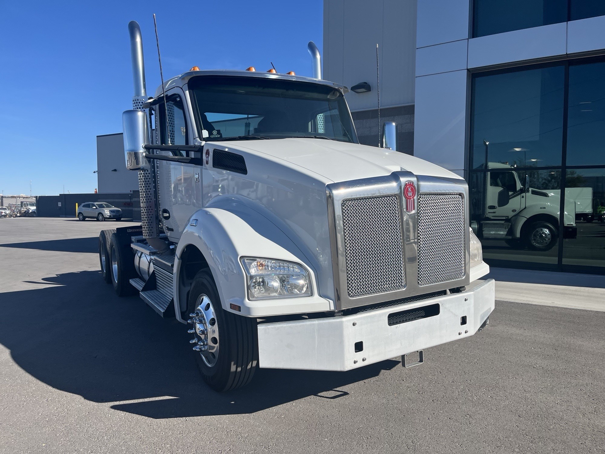2022 Kenworth T880 - image 2 of 6