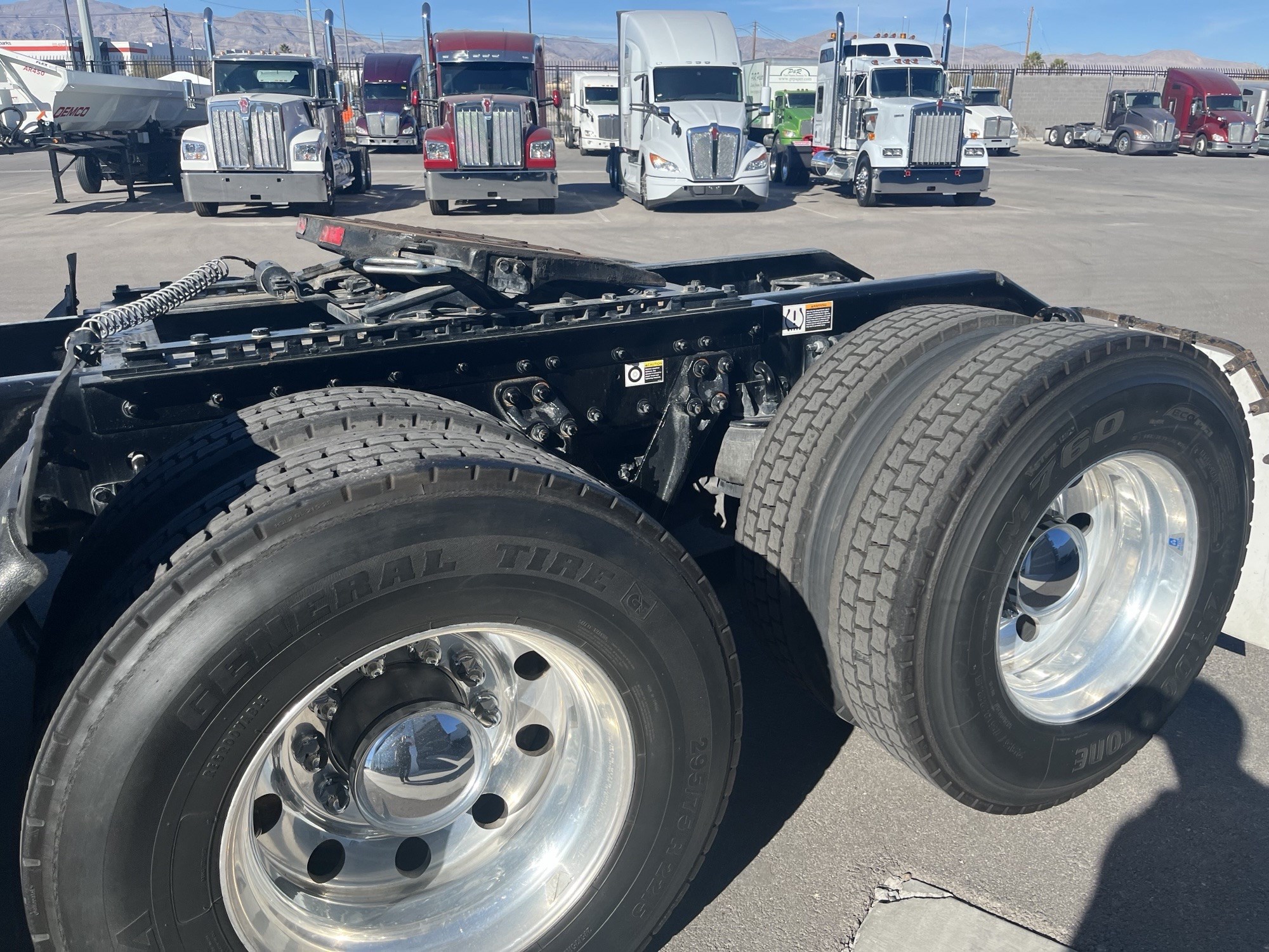 2022 Kenworth T880 - image 4 of 6