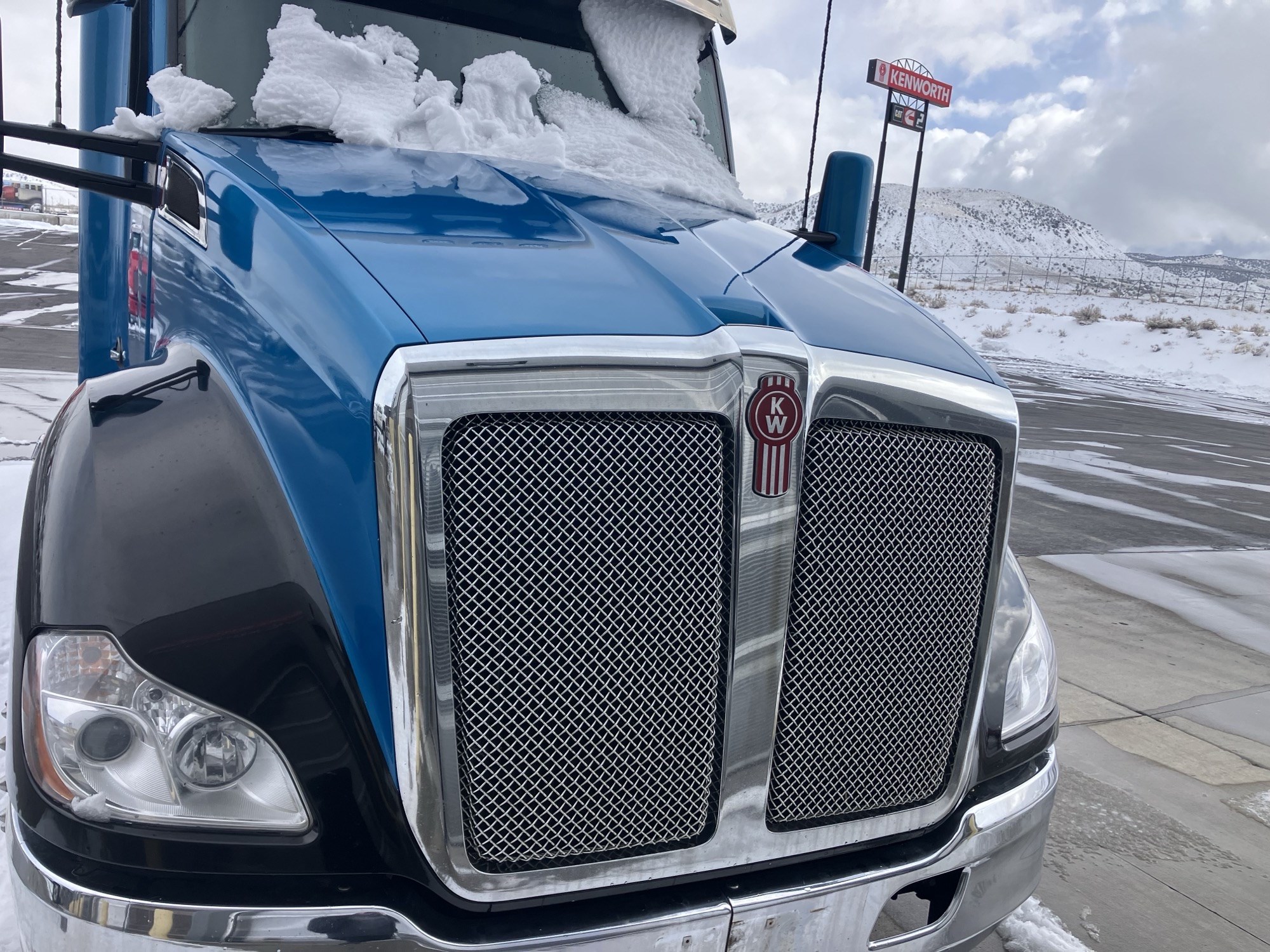 2022 Kenworth T680 - image 2 of 4