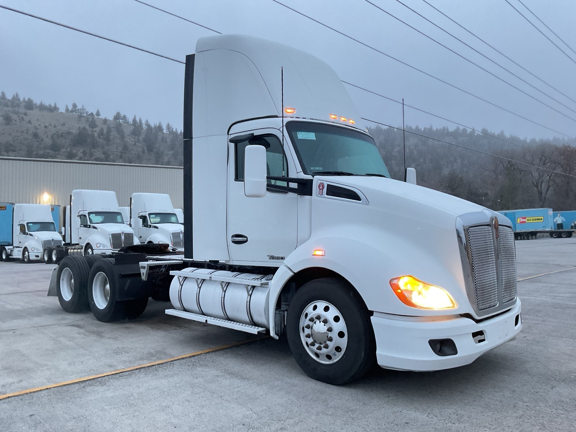 2022 Kenworth T680 - image 2 of 6
