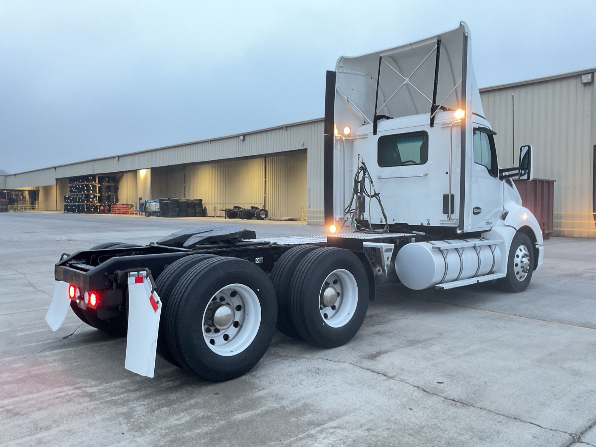 2022 Kenworth T680 - image 3 of 6