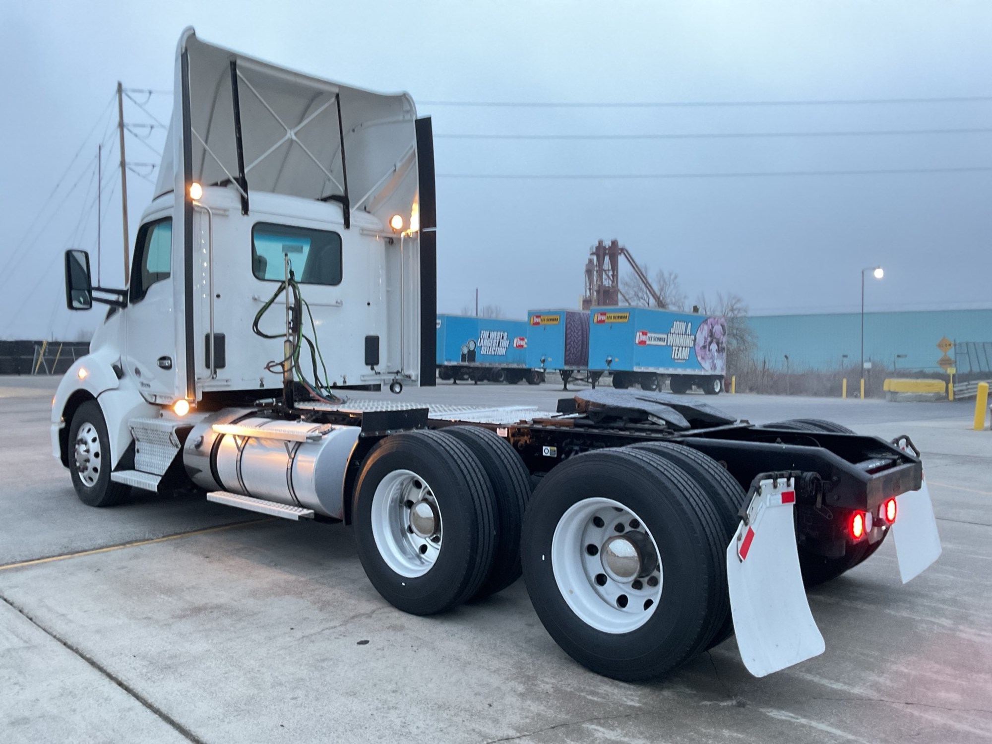 2022 Kenworth T680 - image 4 of 6