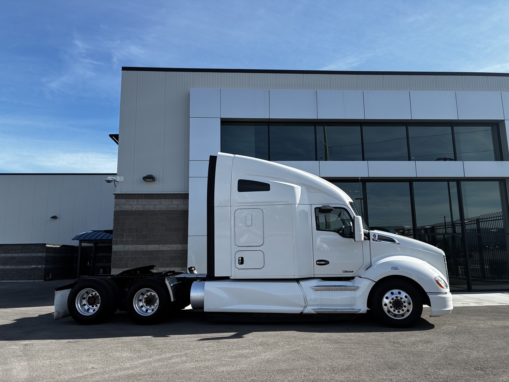 2022 Kenworth T680 - image 2 of 4