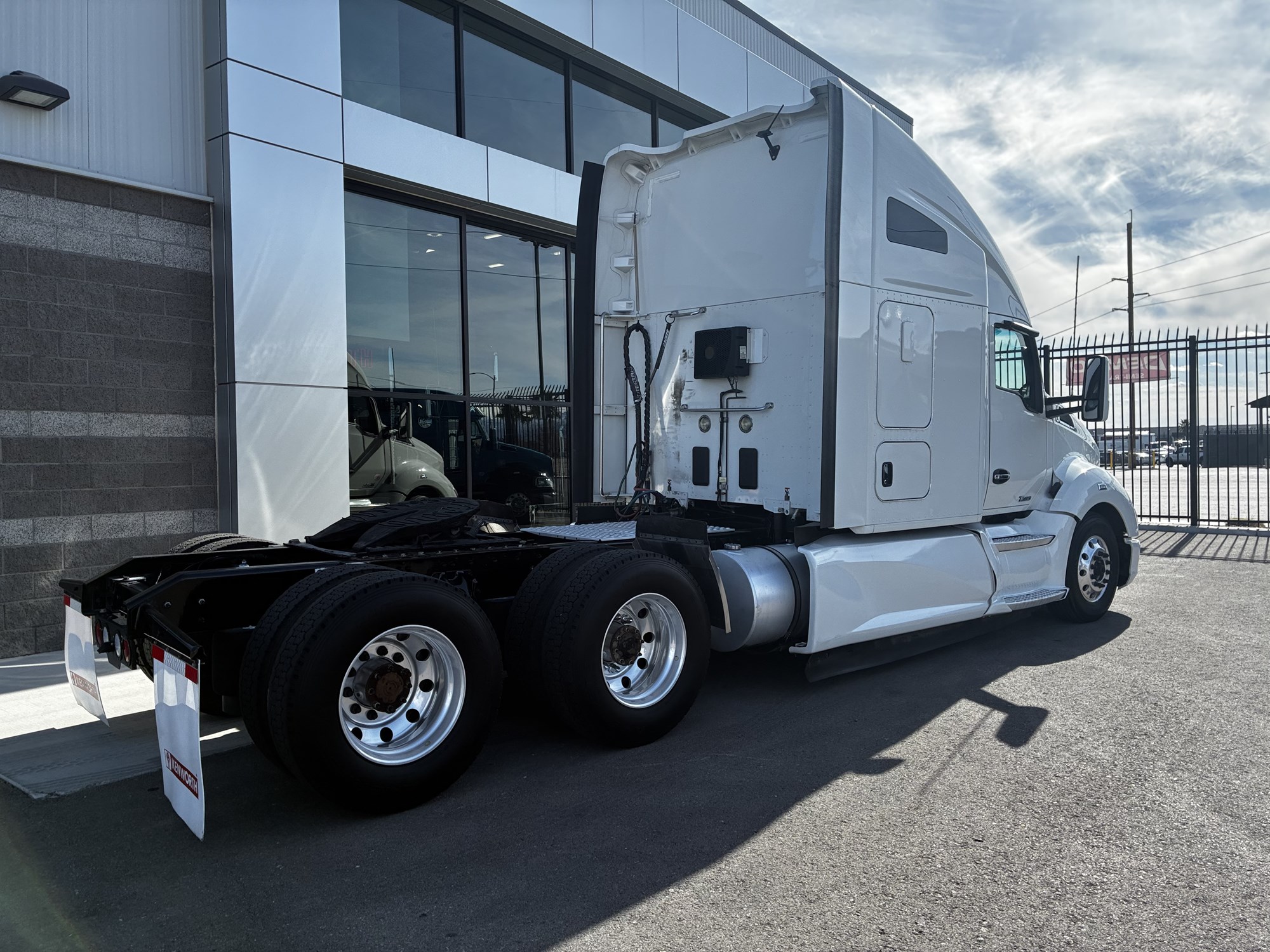 2022 Kenworth T680 - image 3 of 4