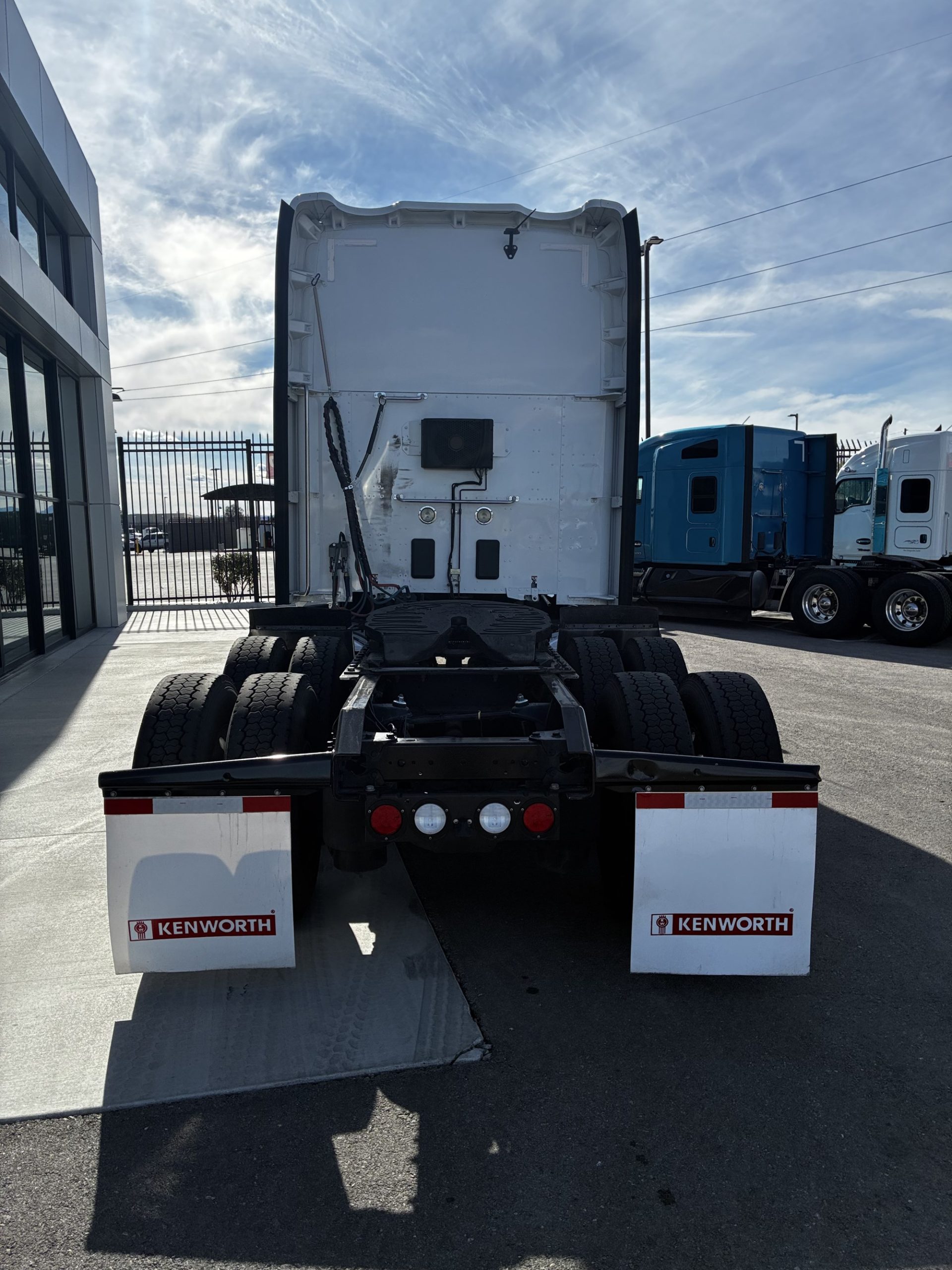 2022 Kenworth T680 - image 4 of 4