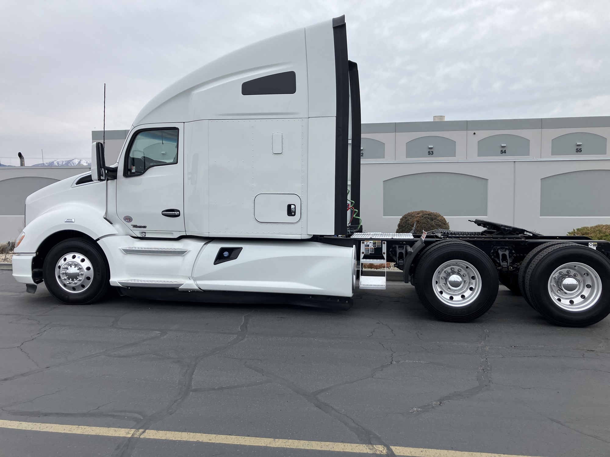 2022 Kenworth T680 - image 2 of 6
