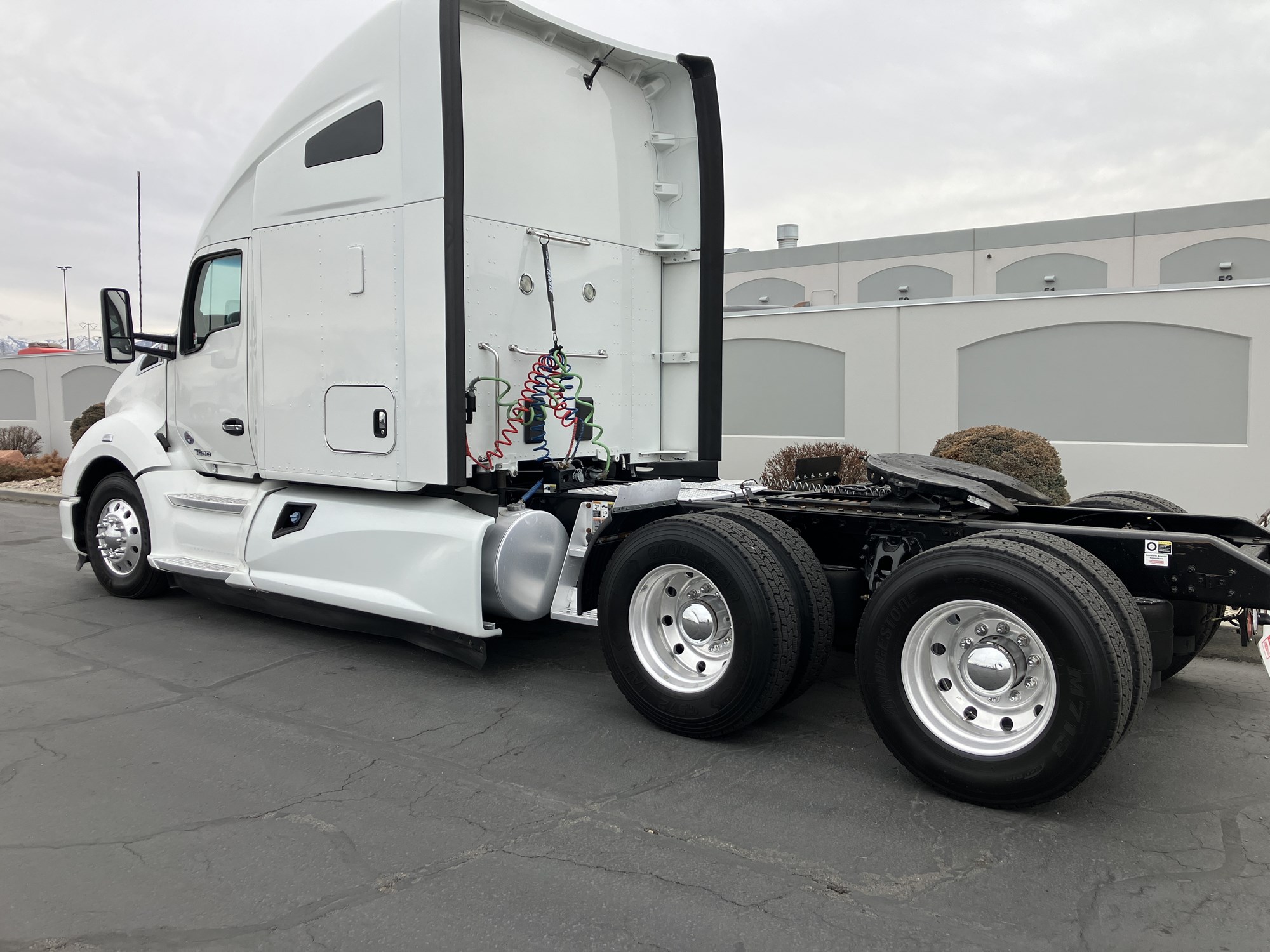 2022 Kenworth T680 - image 3 of 6