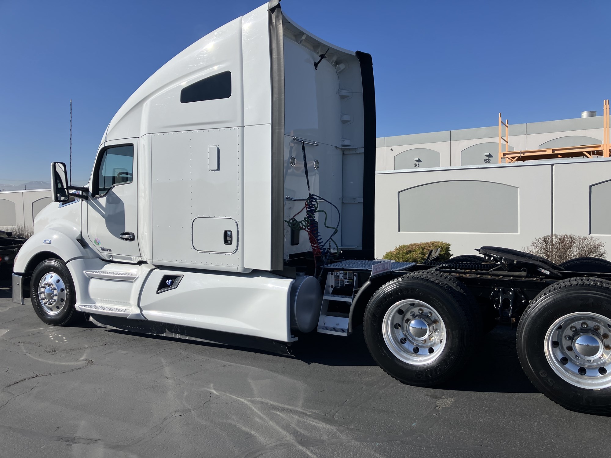 2022 Kenworth T680 - image 3 of 6