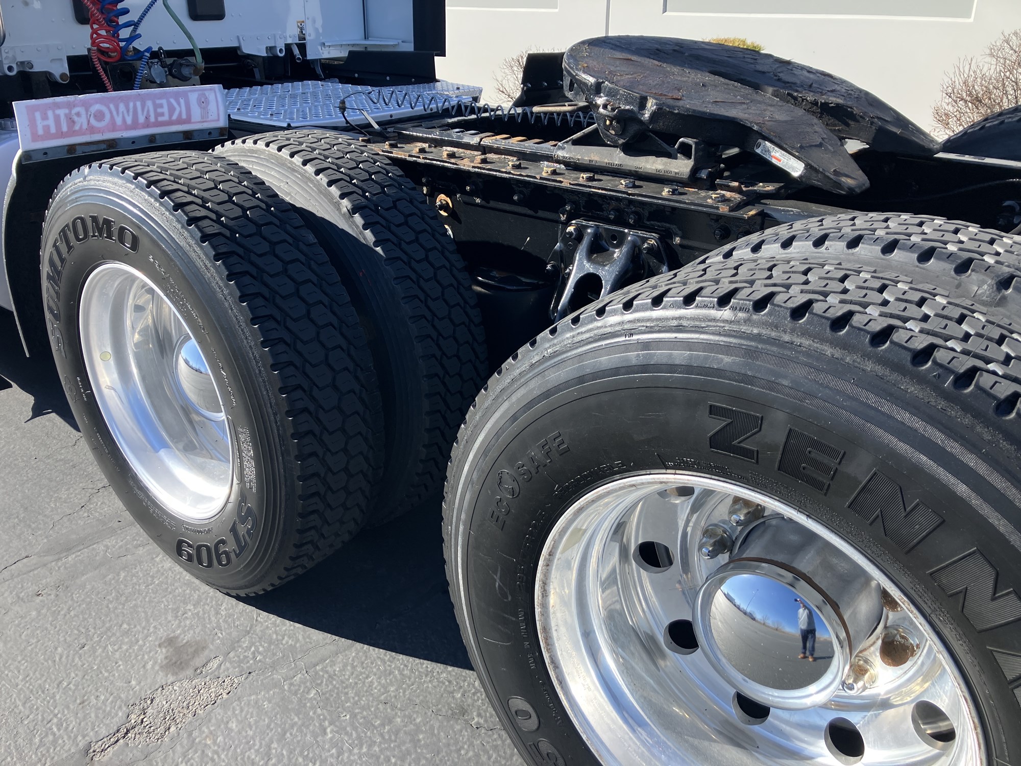 2022 Kenworth T680 - image 4 of 6