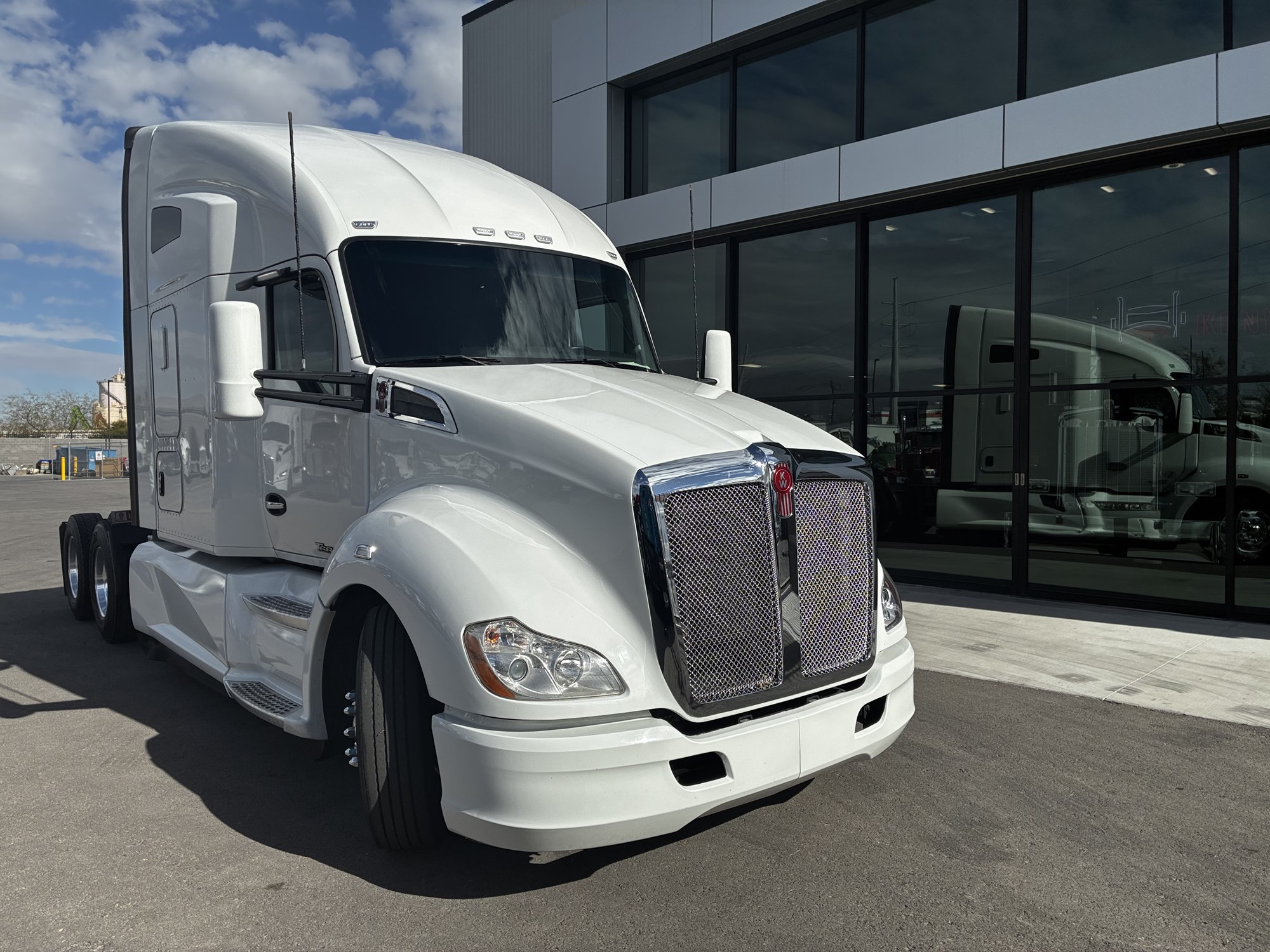 2022 Kenworth T680 2022 Kenworth T680 - image 1 of 6