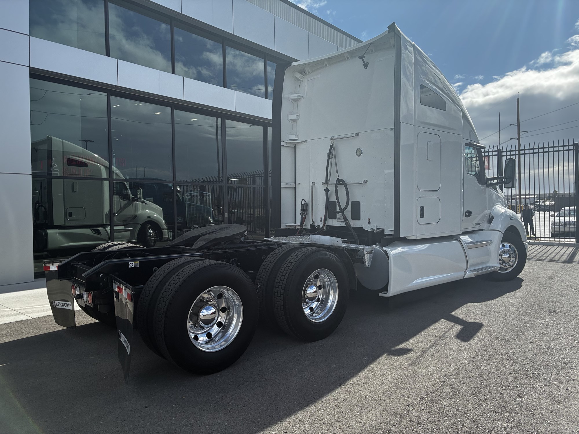 2022 Kenworth T680 2022 Kenworth T680 - image 3 of 6