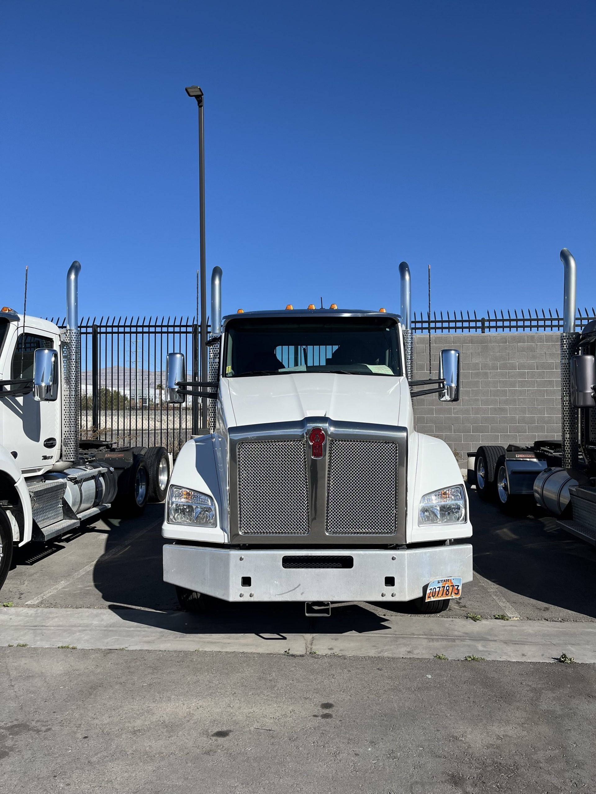 2022 Kenworth T880 2022 Kenworth T880 - image 2 of 6