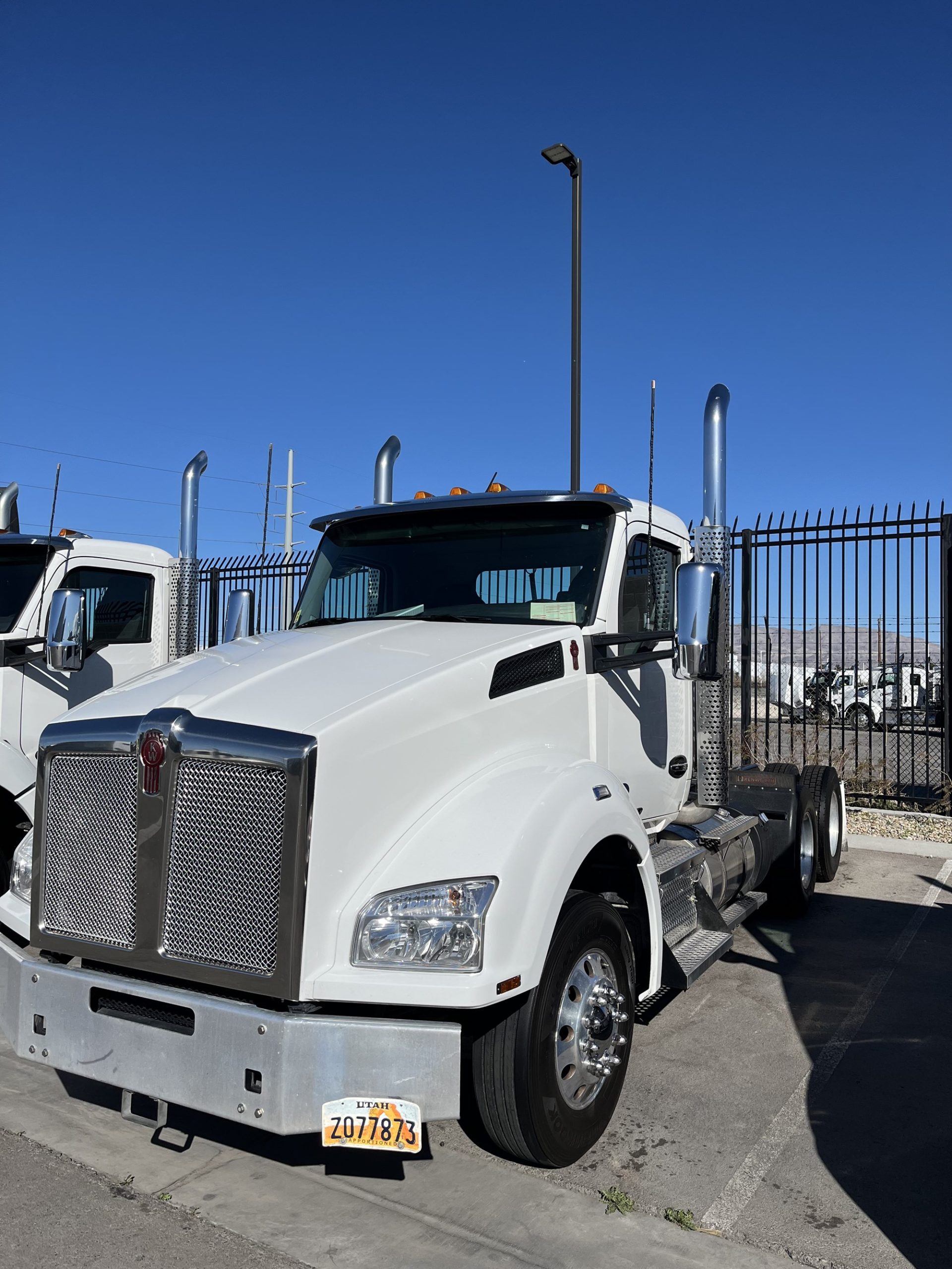 2022 Kenworth T880 - image 2