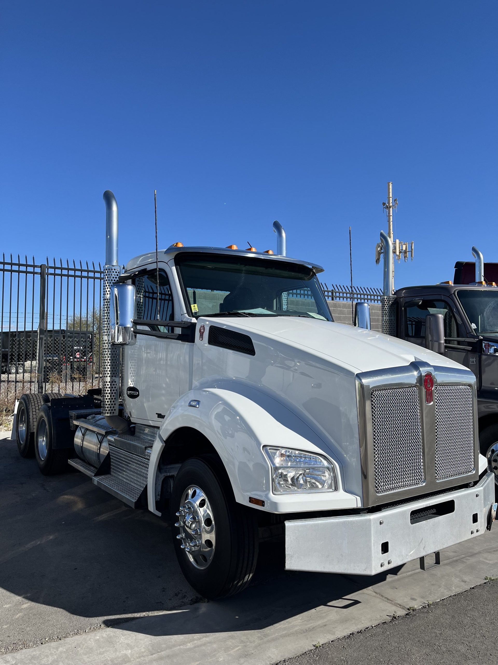 2022 Kenworth T880 - image 3