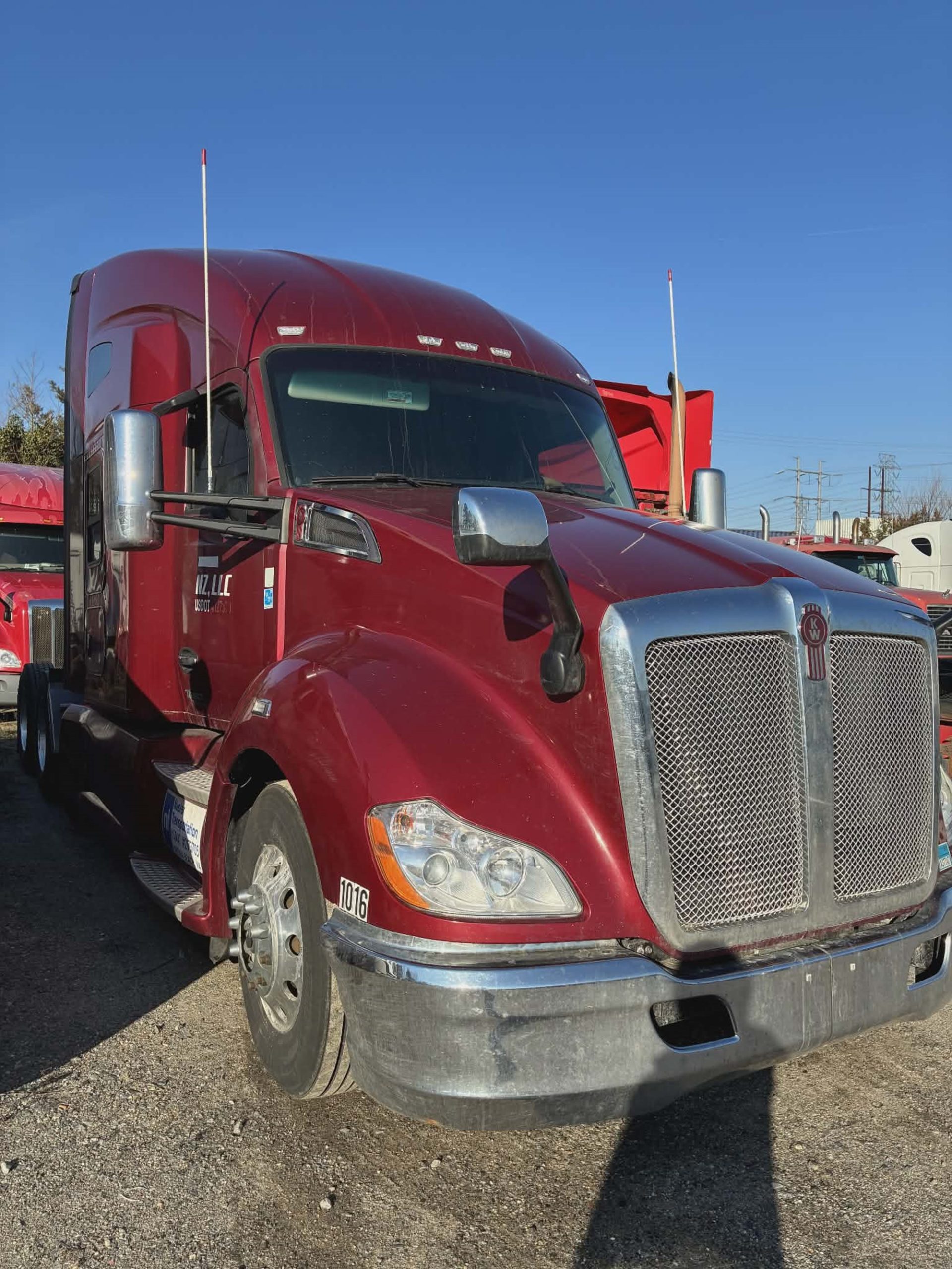 2022 Kenworth T680 2022 Kenworth T680 - image 2 of 6