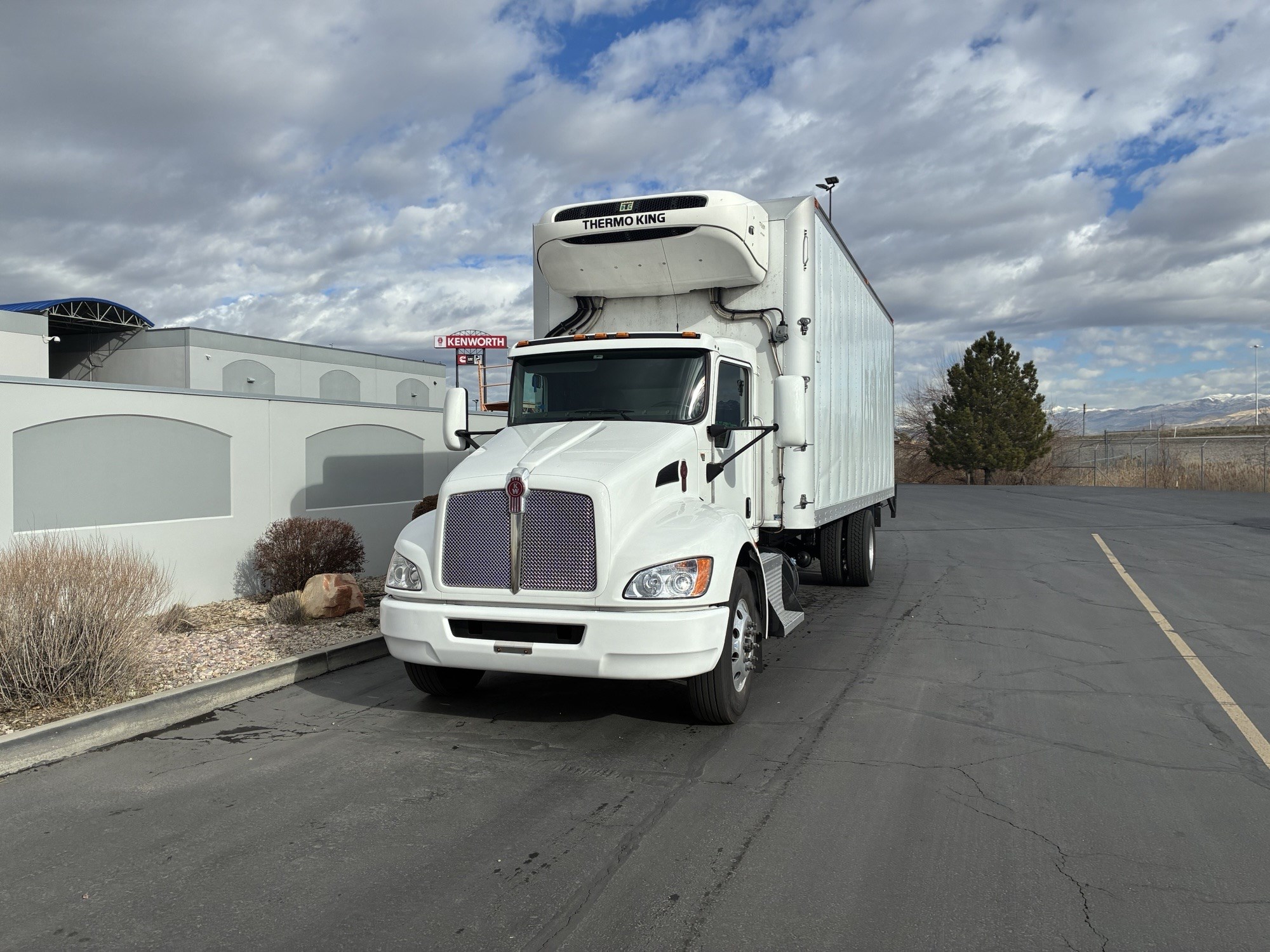 2022 Kenworth T370 - image 2 of 6